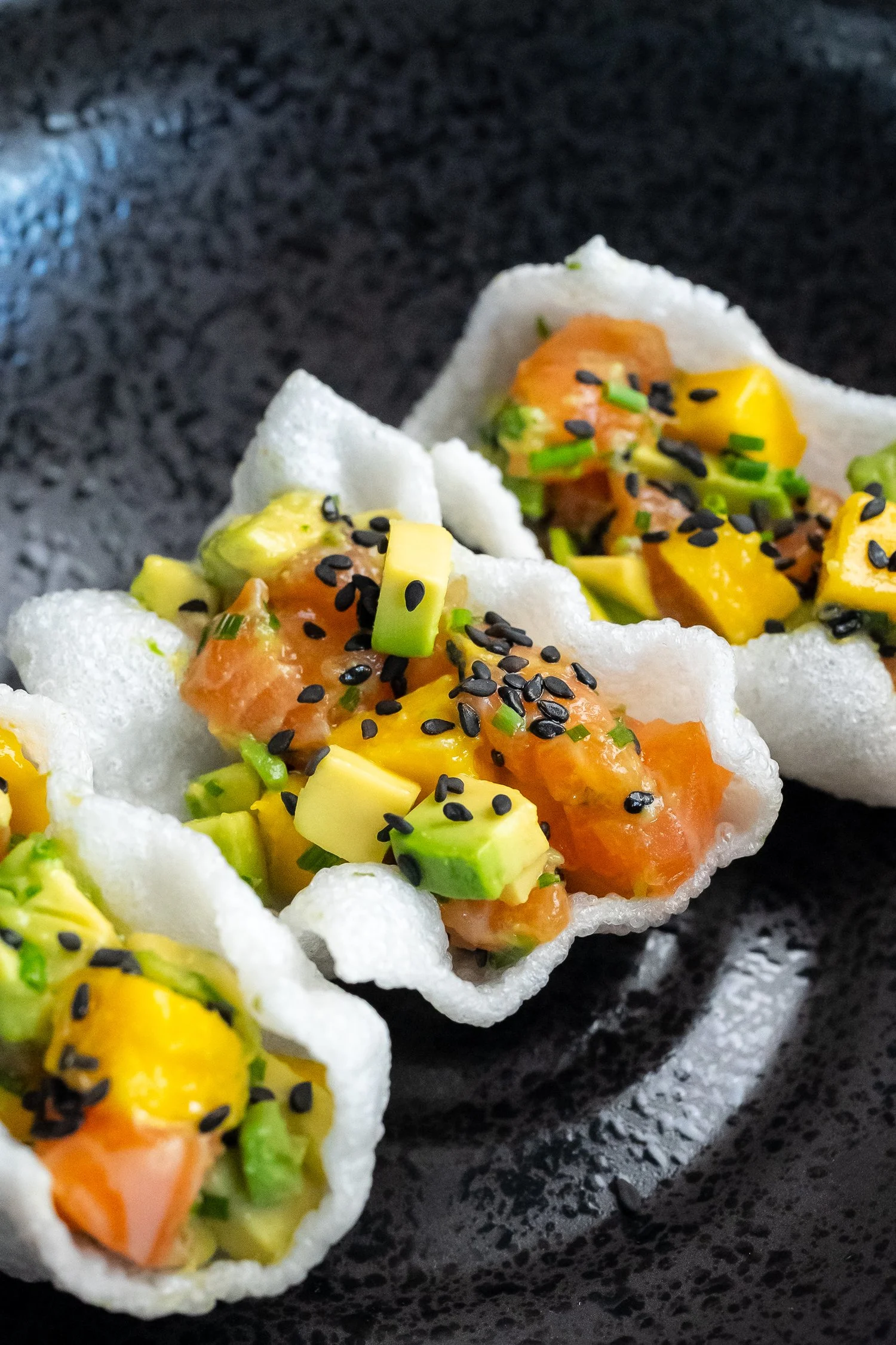 avocado-mango-and-salmon-with-crispy-rice-chips