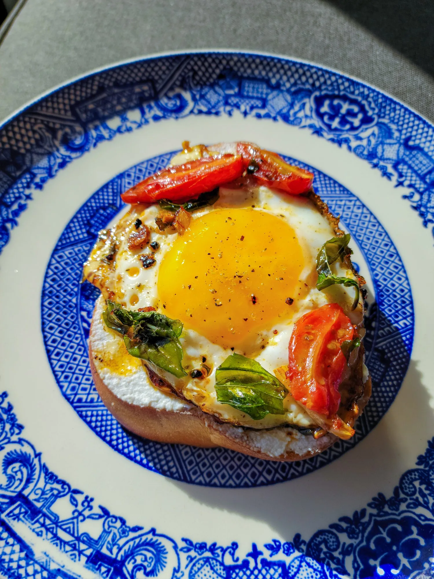 italian-style-crispy-fried-egg-on-a-garlic-challah-toast