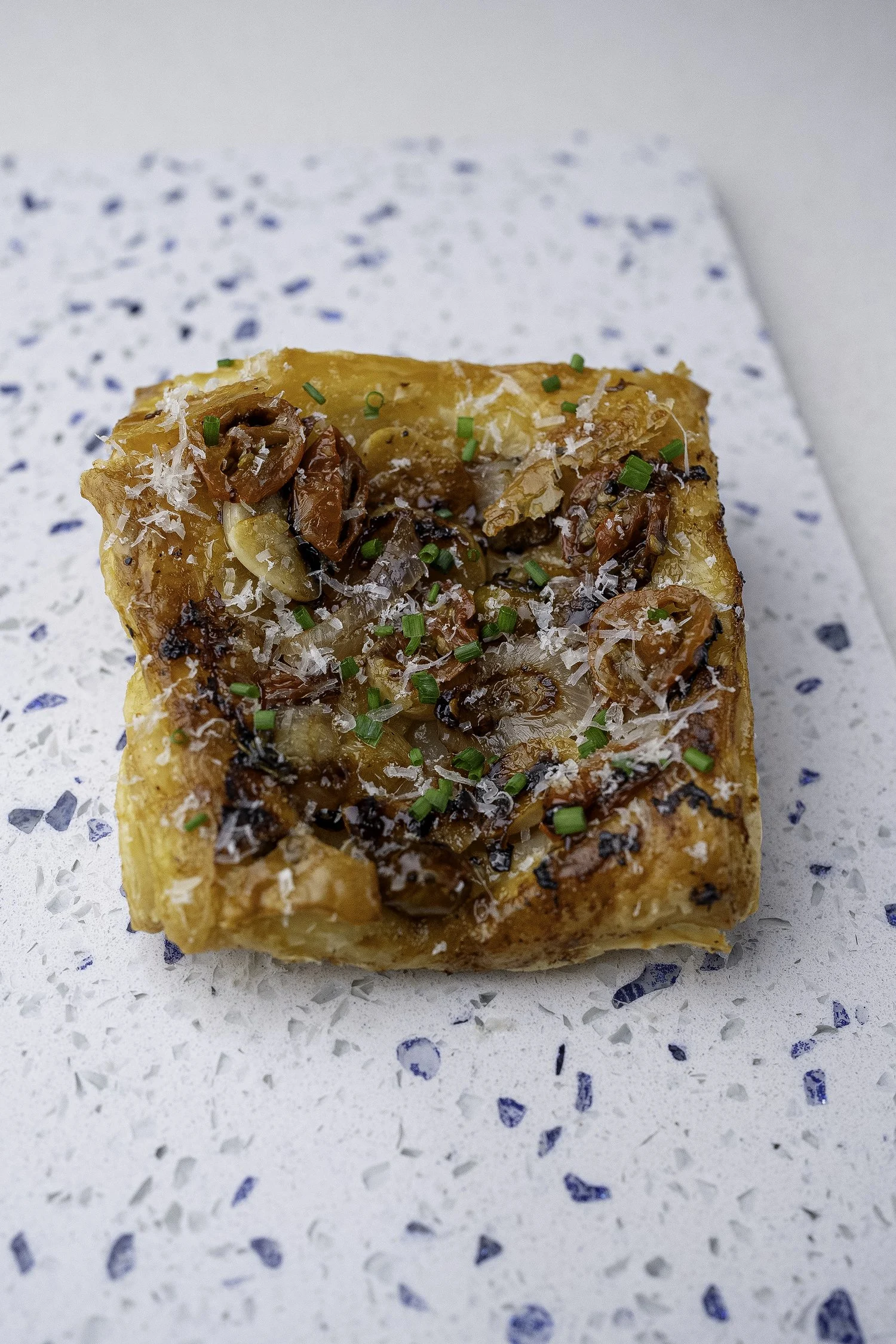 upside-down-puff-pastry-with-garlic-shallots-and-tomatoes
