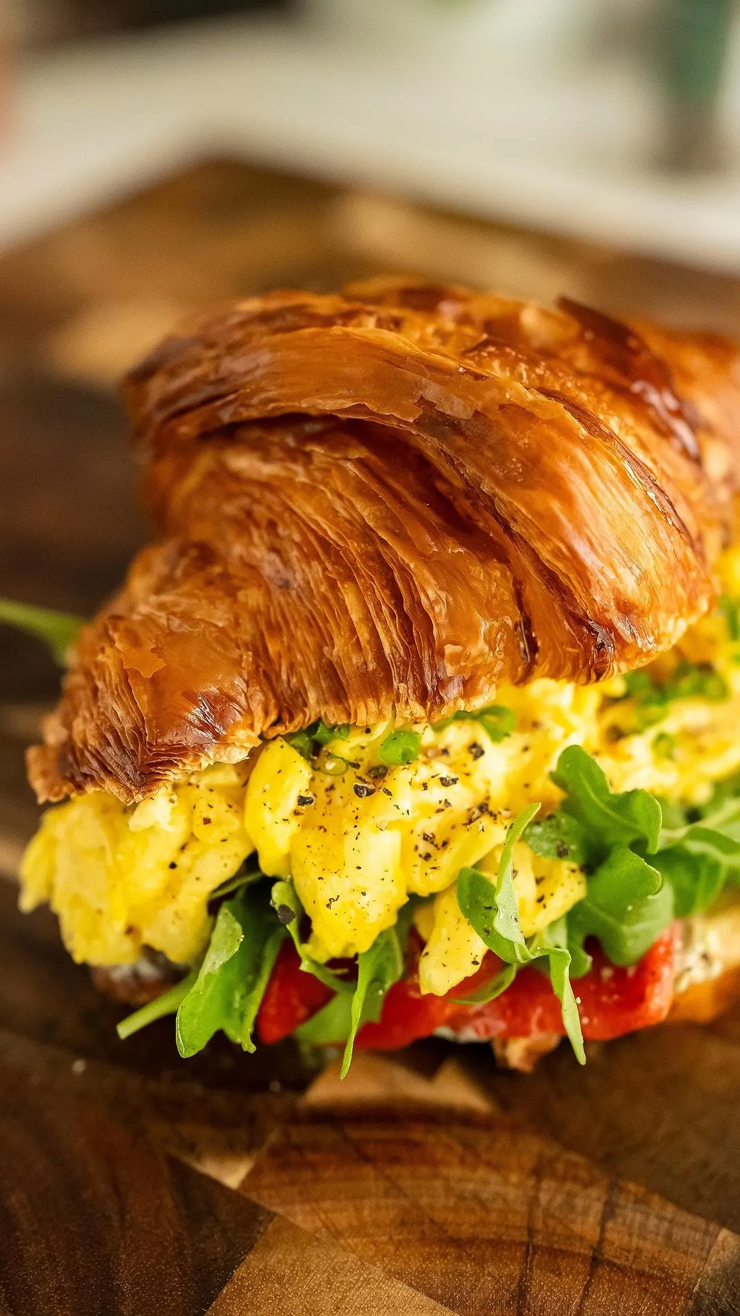 scrambled-egg-croissant-sandwich
