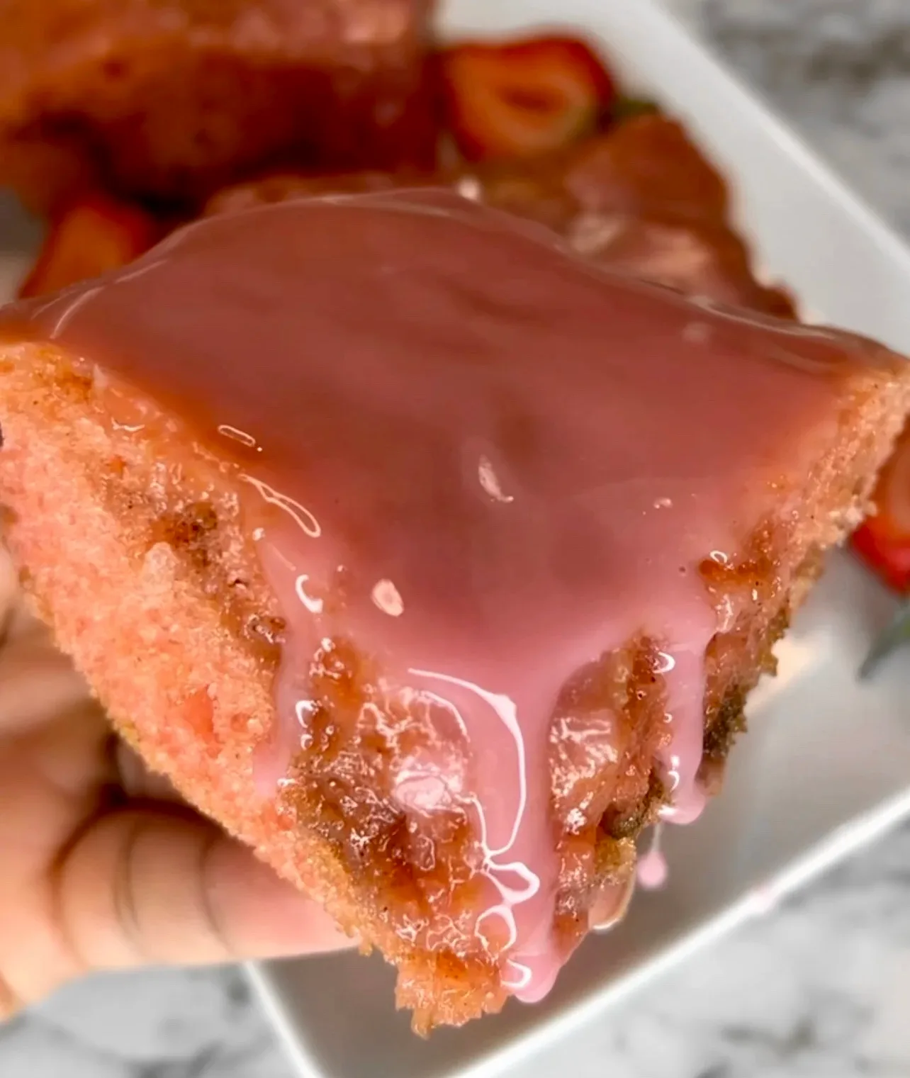 strawberry-honeybun-cake