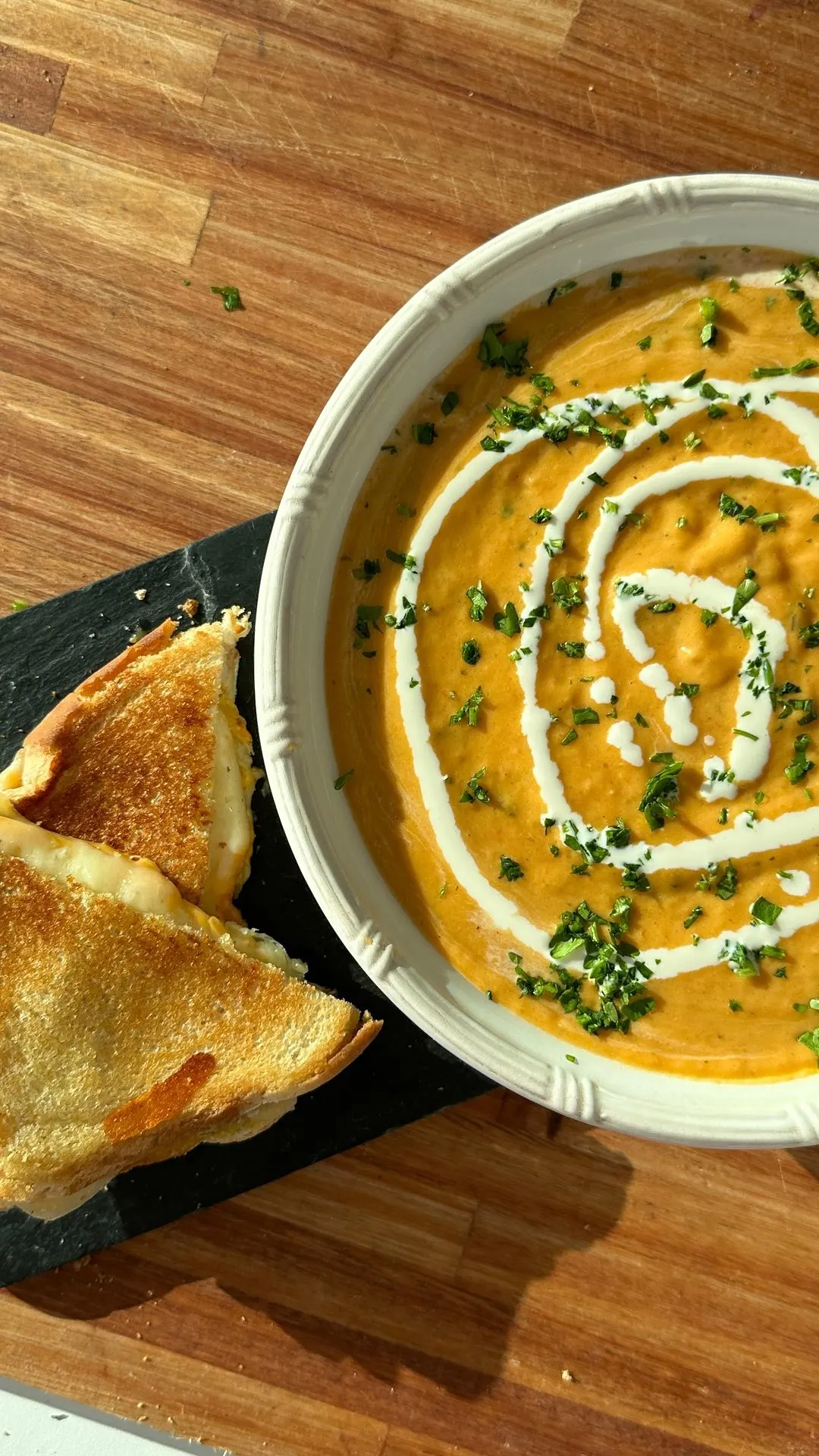 sopa-de-vegetales-asados-grilled-cheese