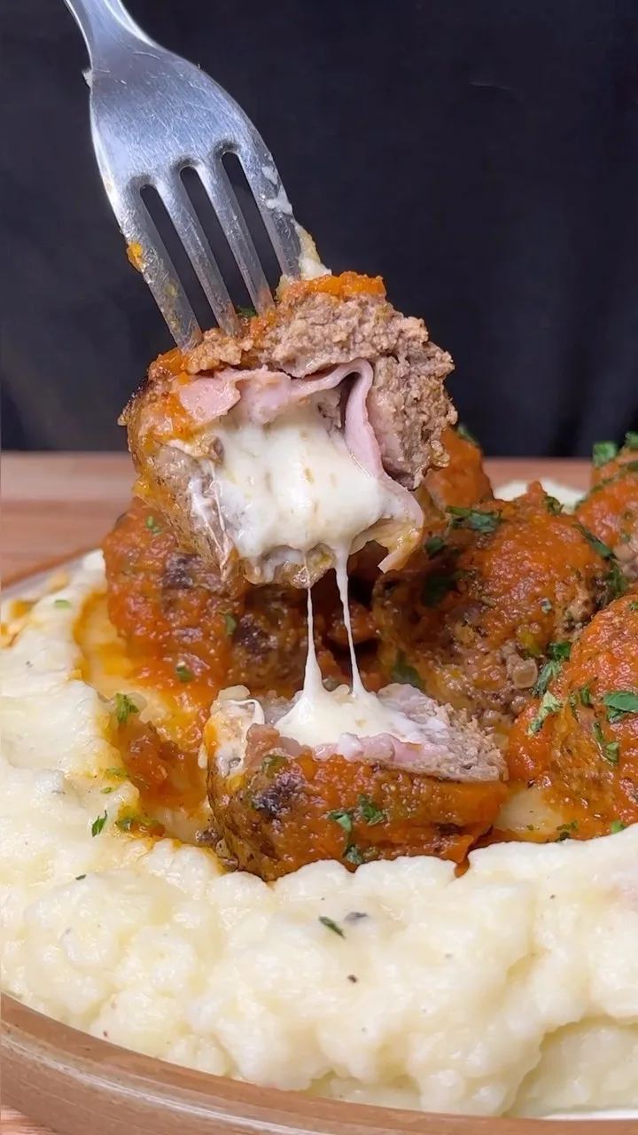 albondigas-a-otro-nivel:-rellenas-de-jamon-y-queso-con-una-salsa-increible