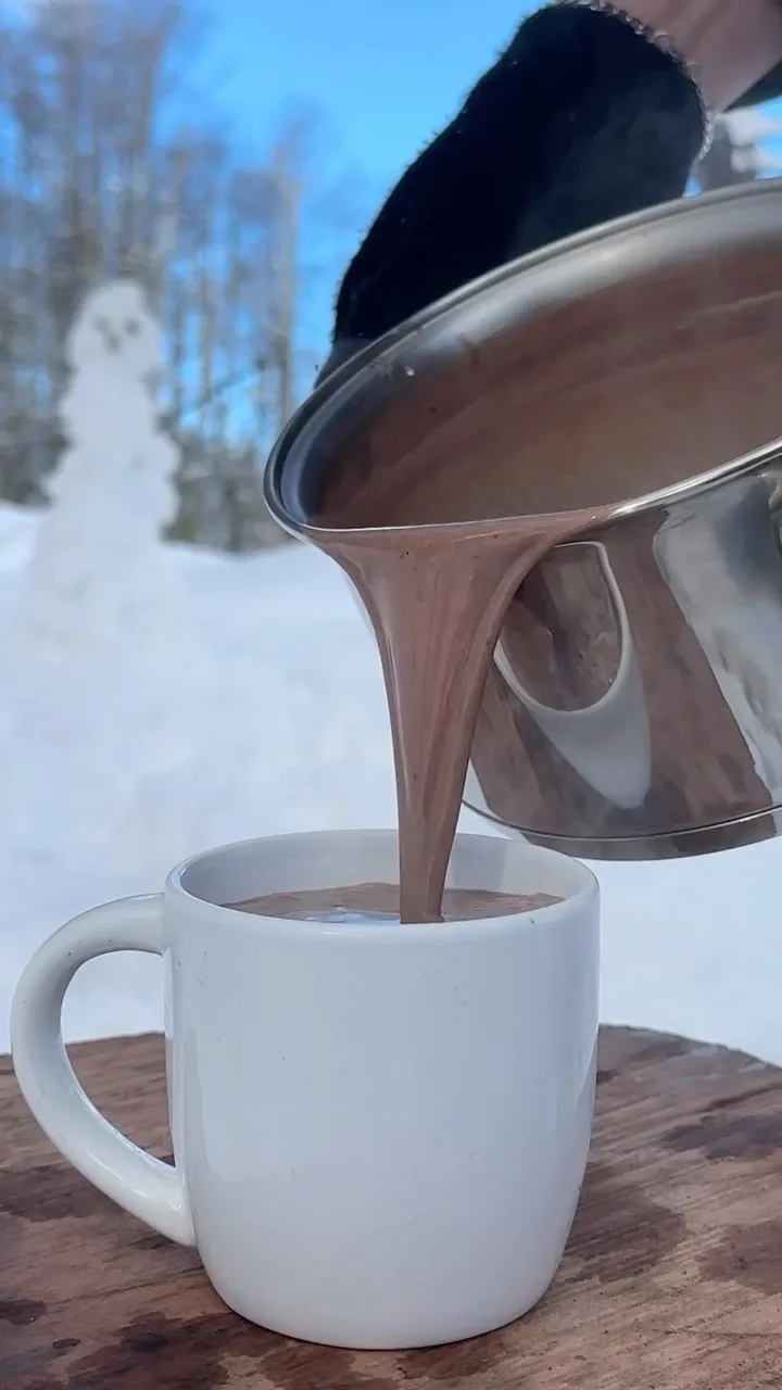 chocolate-caliente-en-la-nieve