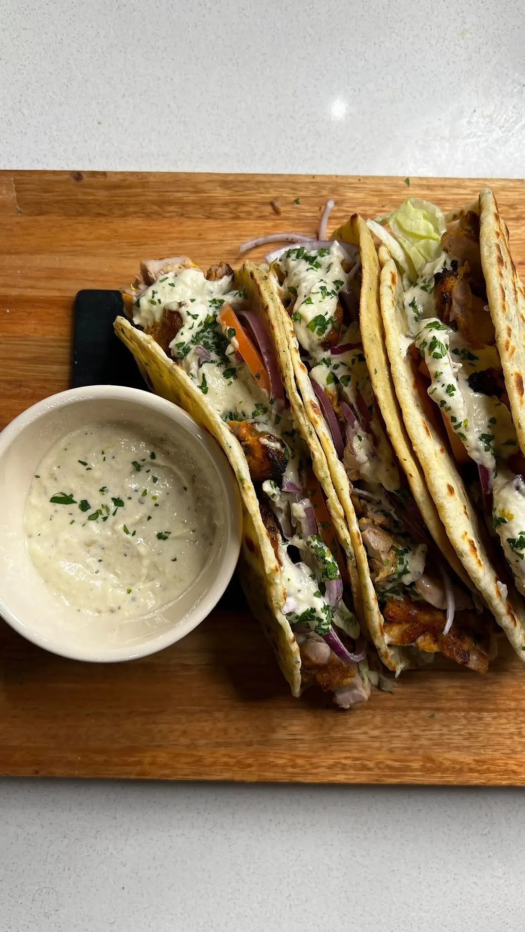 pollo-con-yoghurt-y-dips