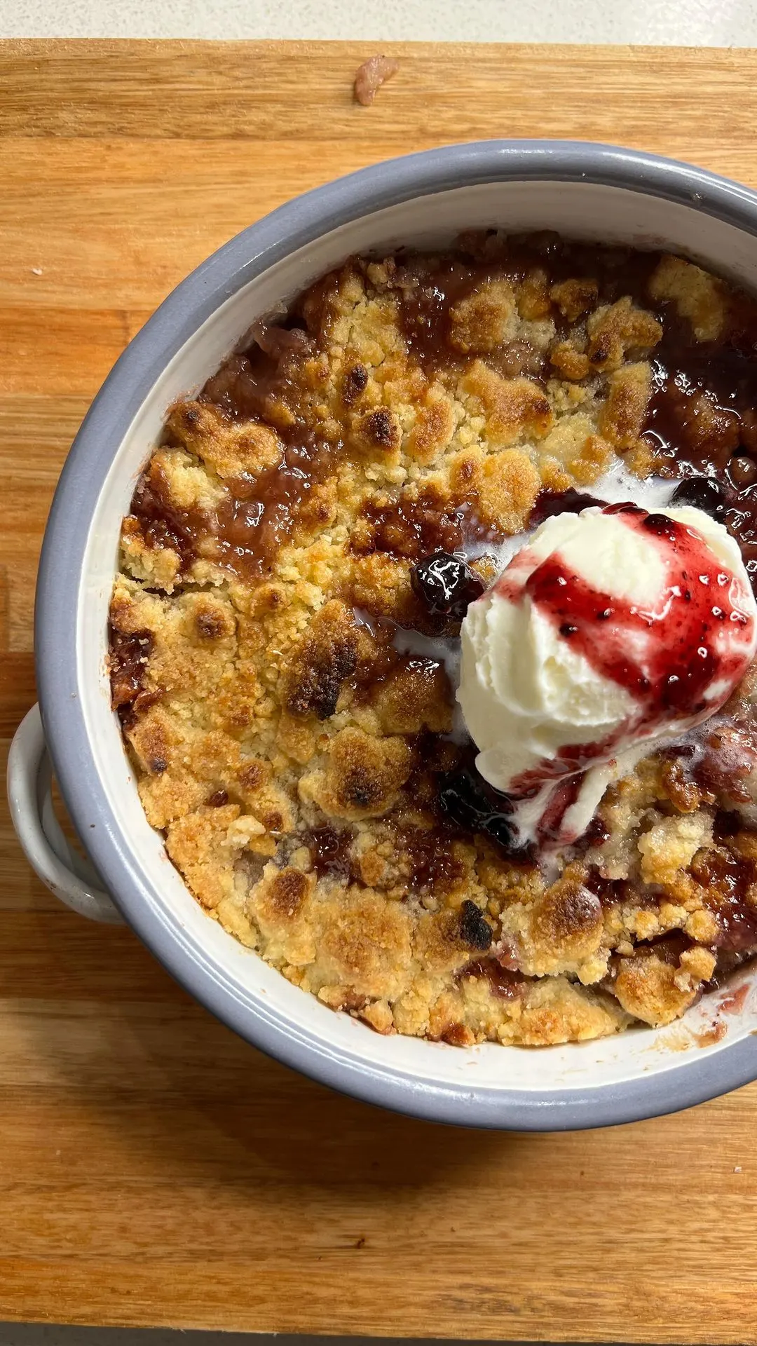 crumble-tibio-con-helado-y-mermelada-de-frutos-rojos