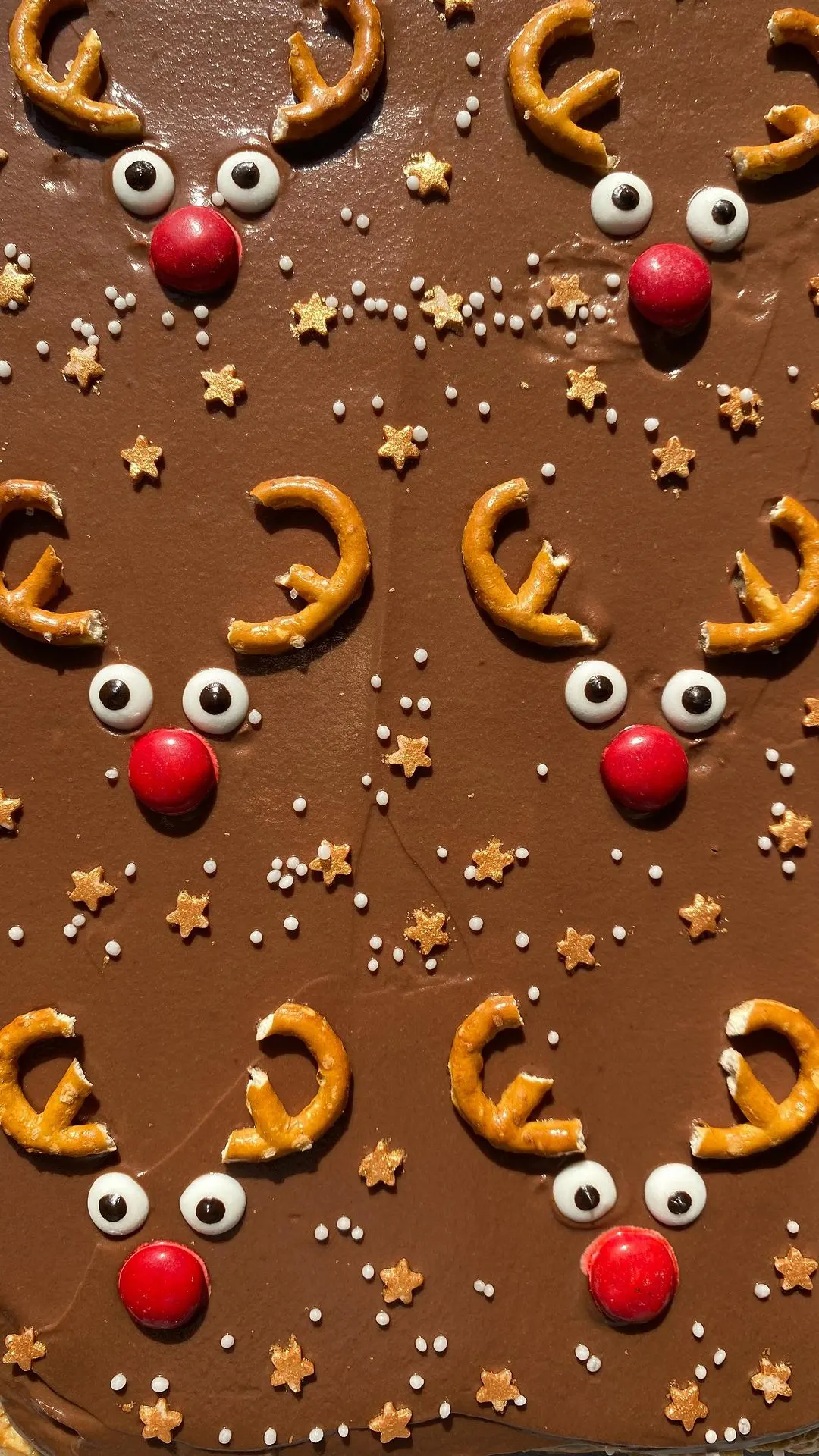 christmas-yogurt-granola-bark