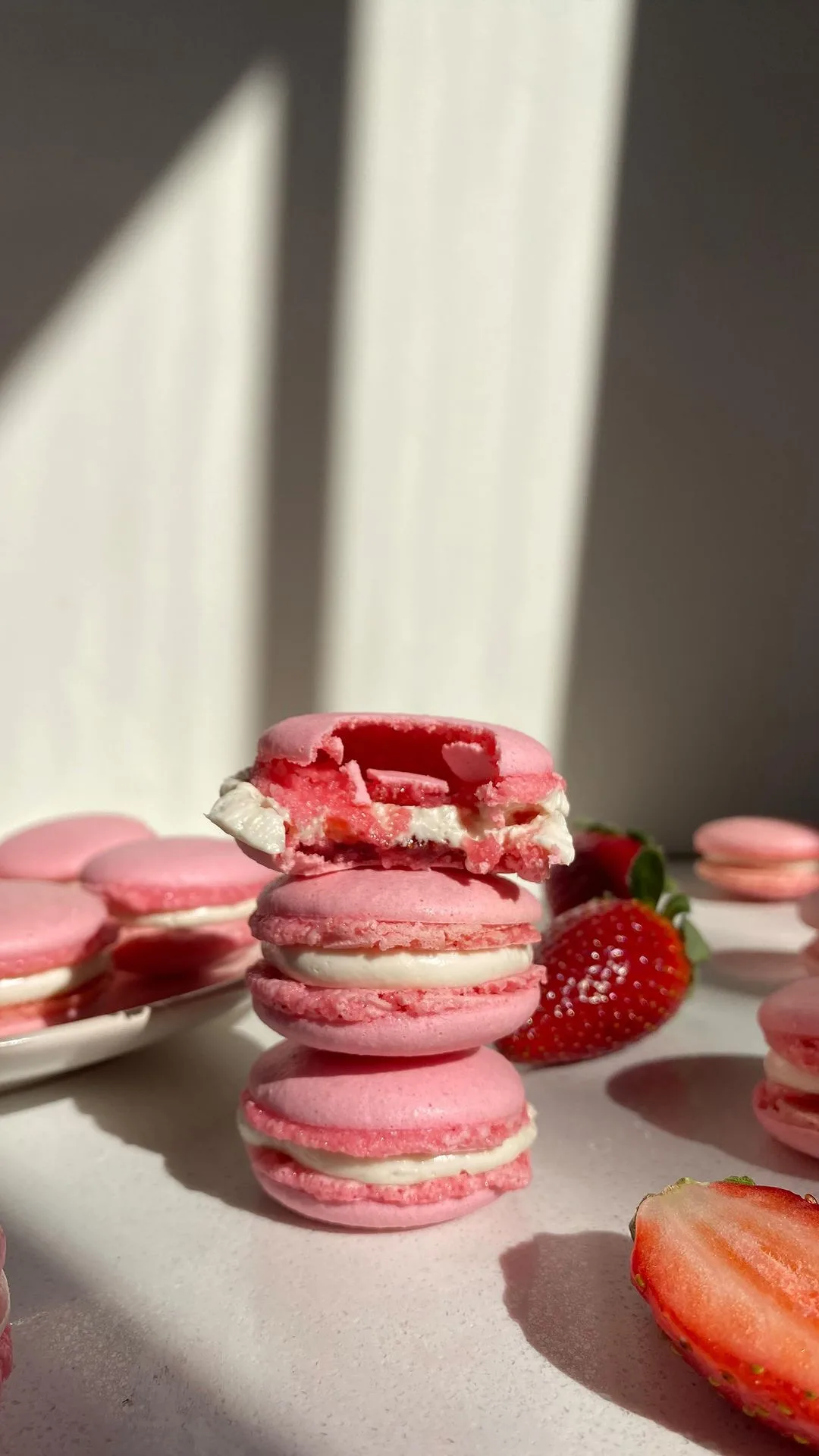 vegan-strawberry-macarons