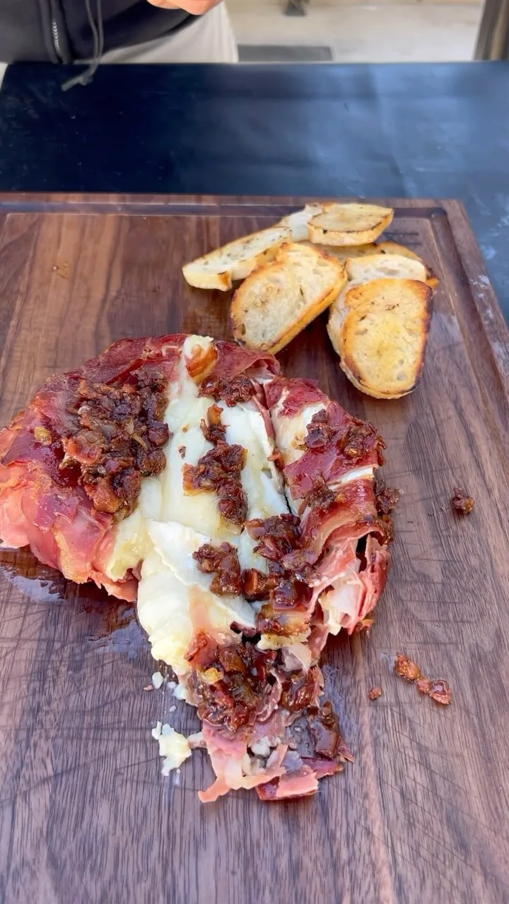 prosciutto-wrapped-brie-cheese-with-bacon-jam