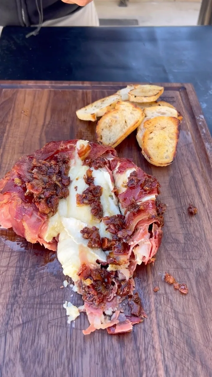 prosciutto-wrapped-brie-with-bacon-jam-crostinis