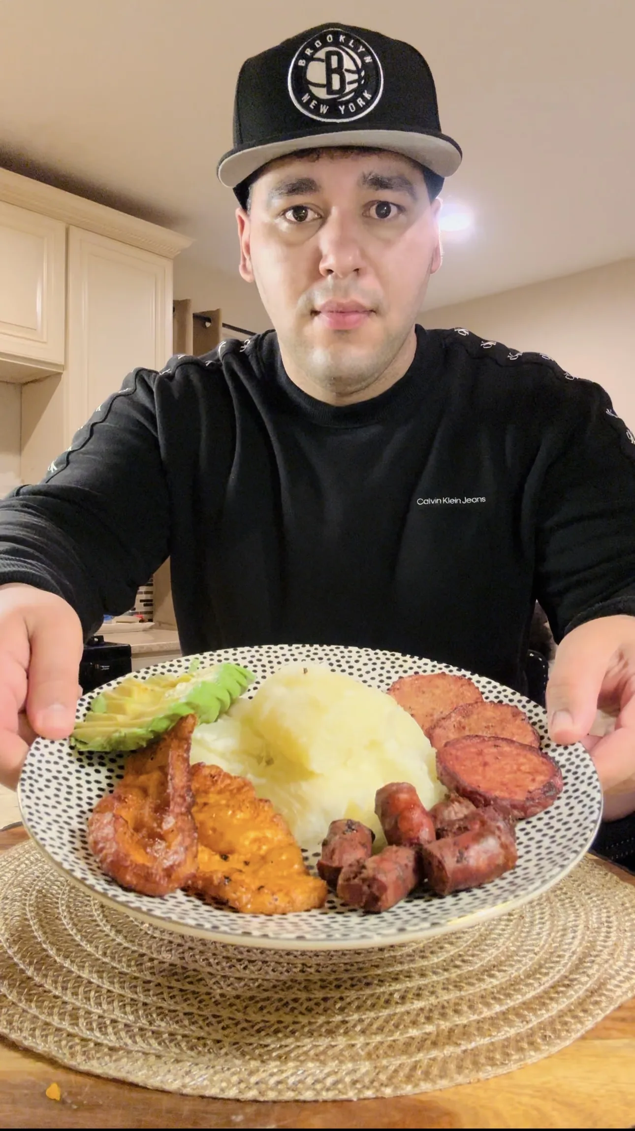 yuca-con-salami-queso-y-longaniza