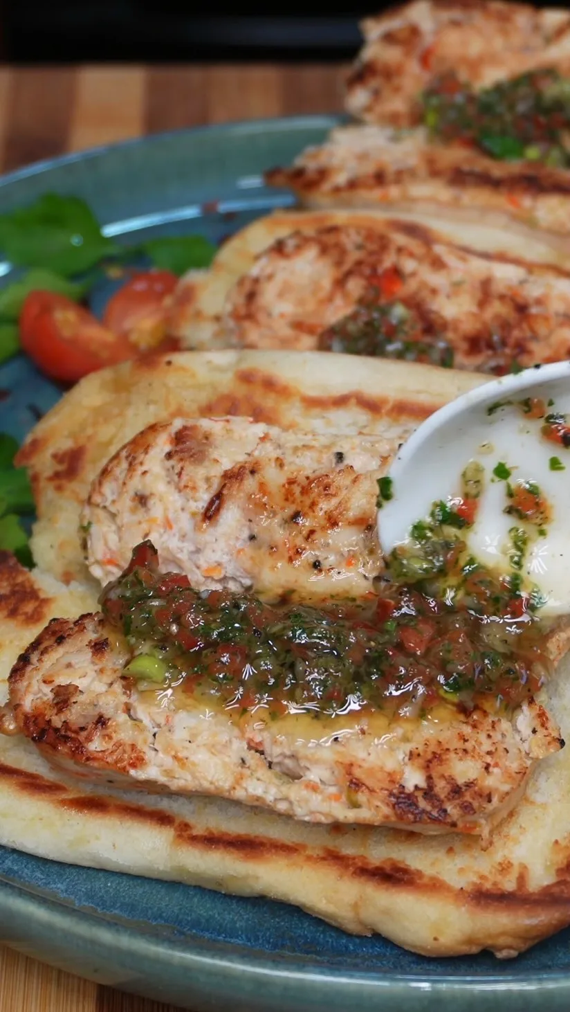 chorizos-de-pollo-choripan-y-chimichurri-chicken-sausages-sausage-sandwich-and-chimichurri-sauce