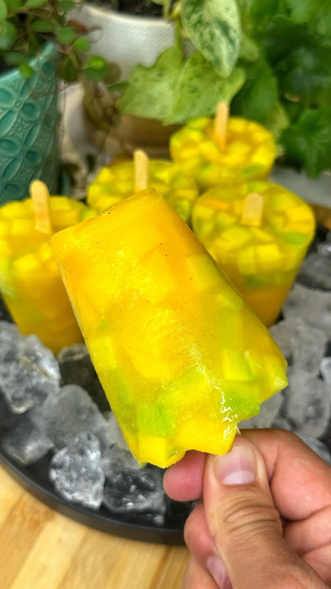 paletas-de-mango-con-maracuya-mango-and-passion-fruit-popsicles