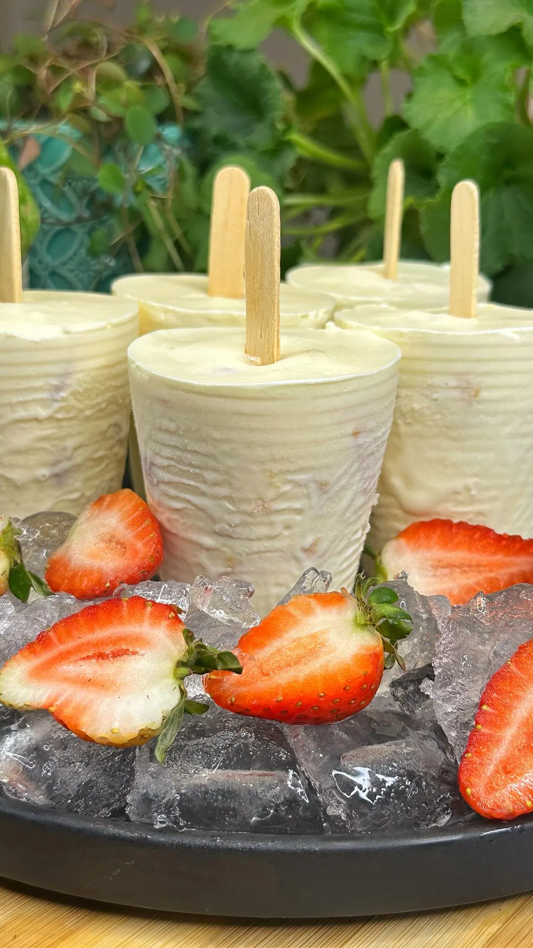 paletas-de-durazno-y-fresas-con-crema-peach-and-strawberry-cream-popsicles