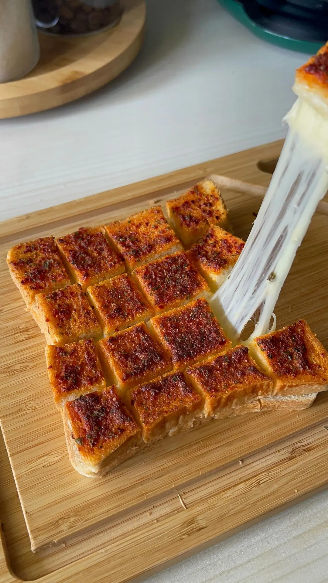 cheesy-gochujang-garlic-bread-bites