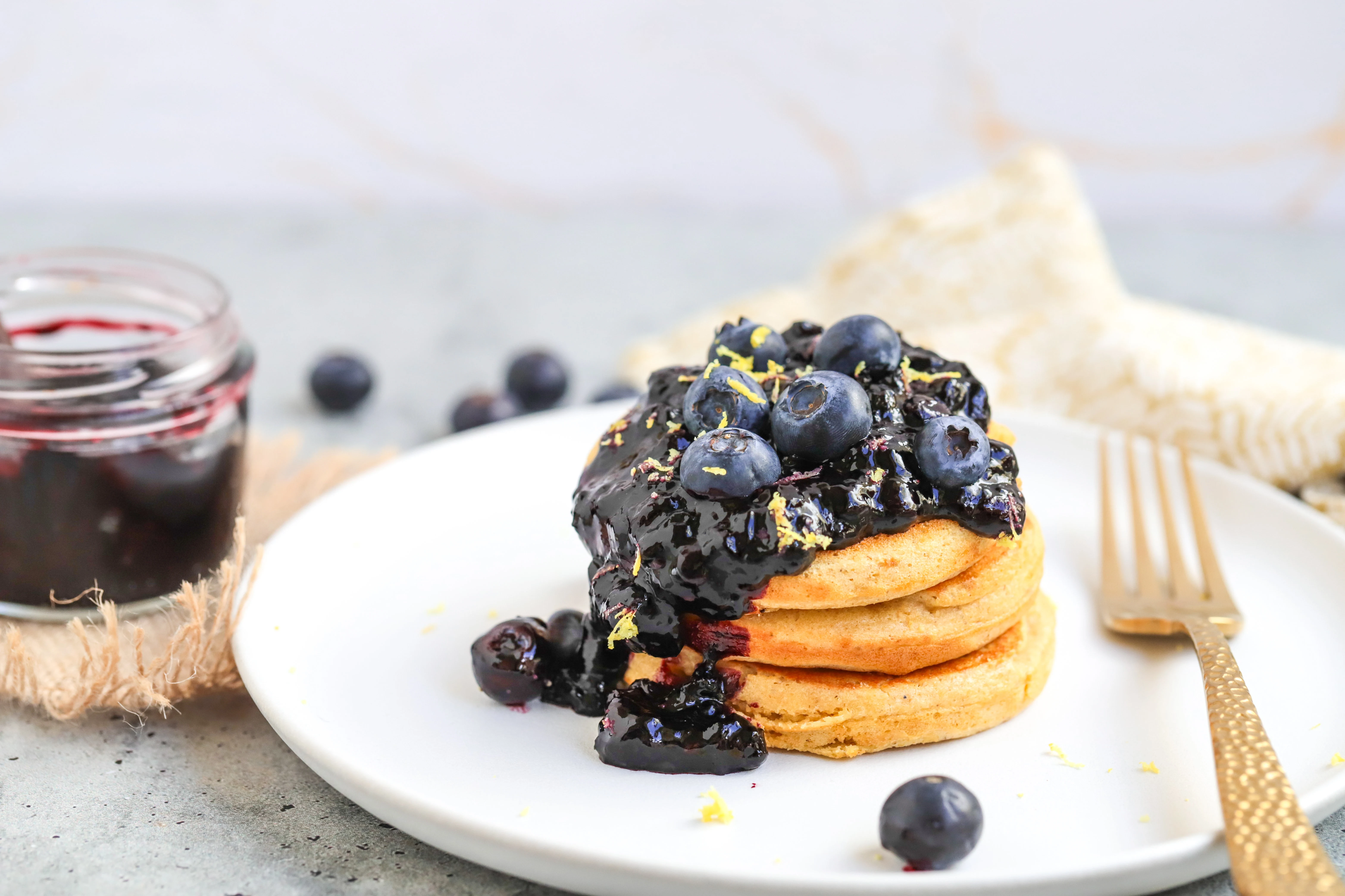 fluffy-protein-pancakes-with-blueberry-sauce