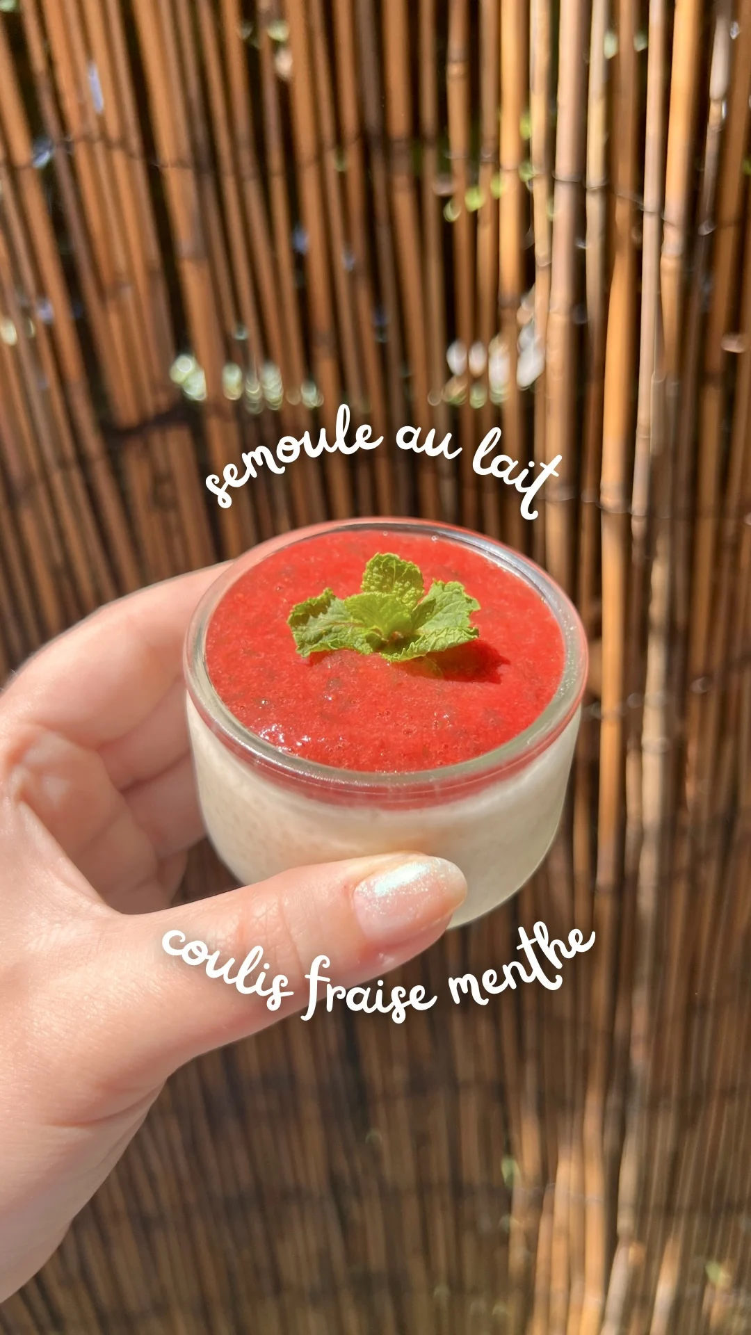 semoule-au-lait-coulis-fraise-menthe