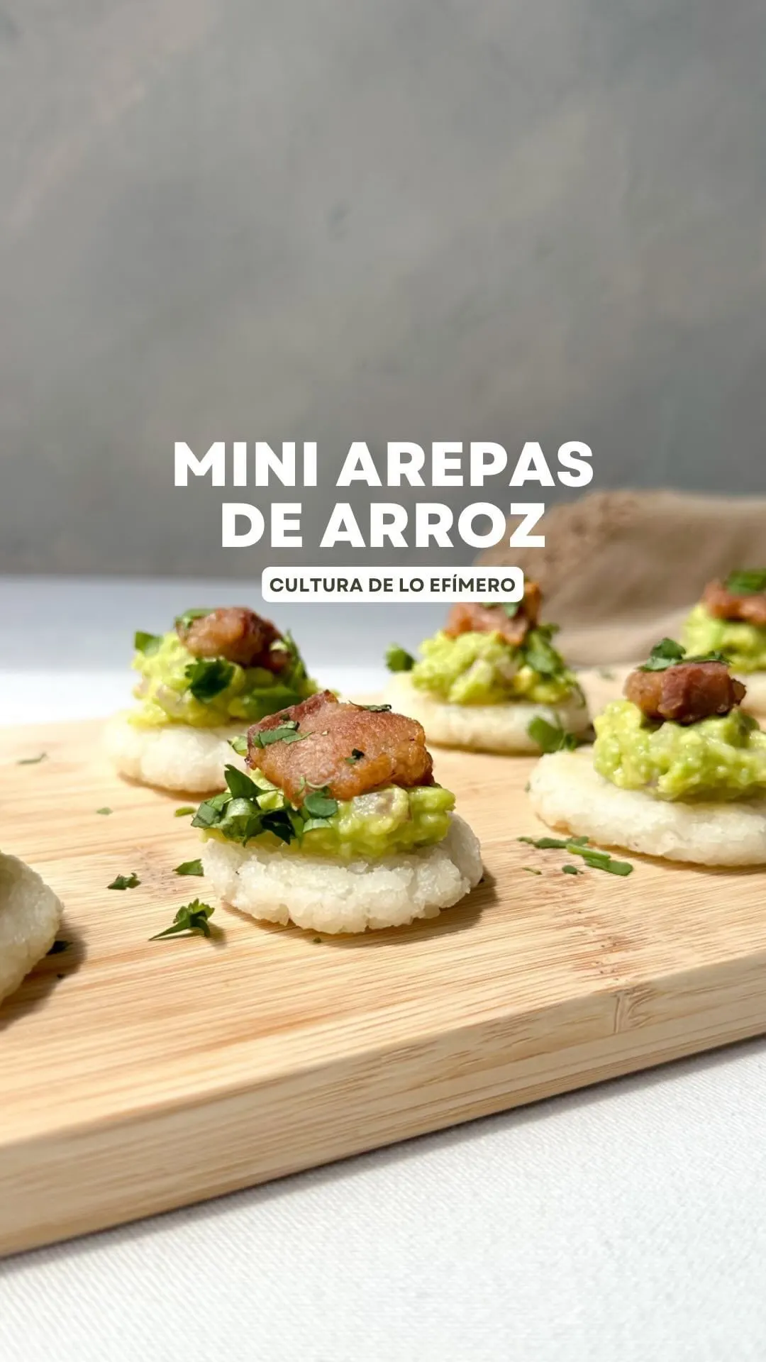 mini-arepas-de-arroz-con-guacamole-y-chicharron