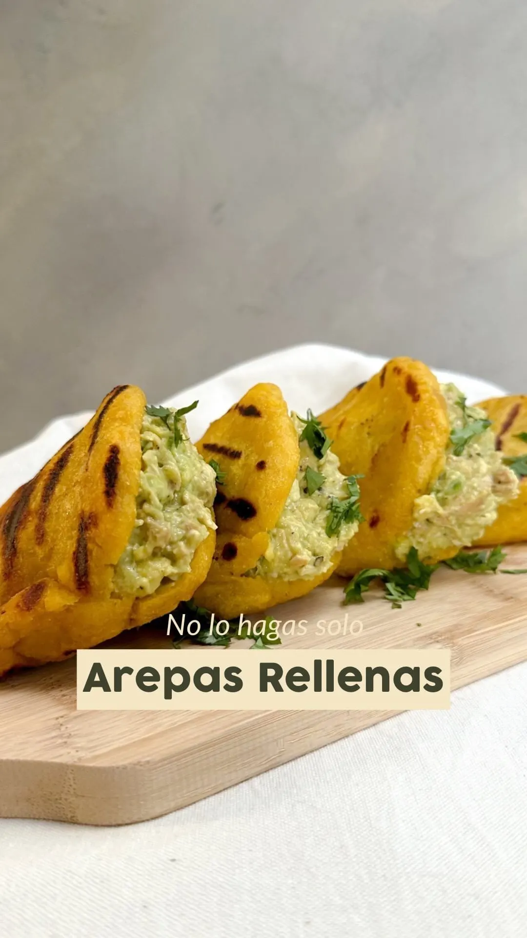 arepas-de-platano-maduro-rellenas-de-aguacate-y-pollo