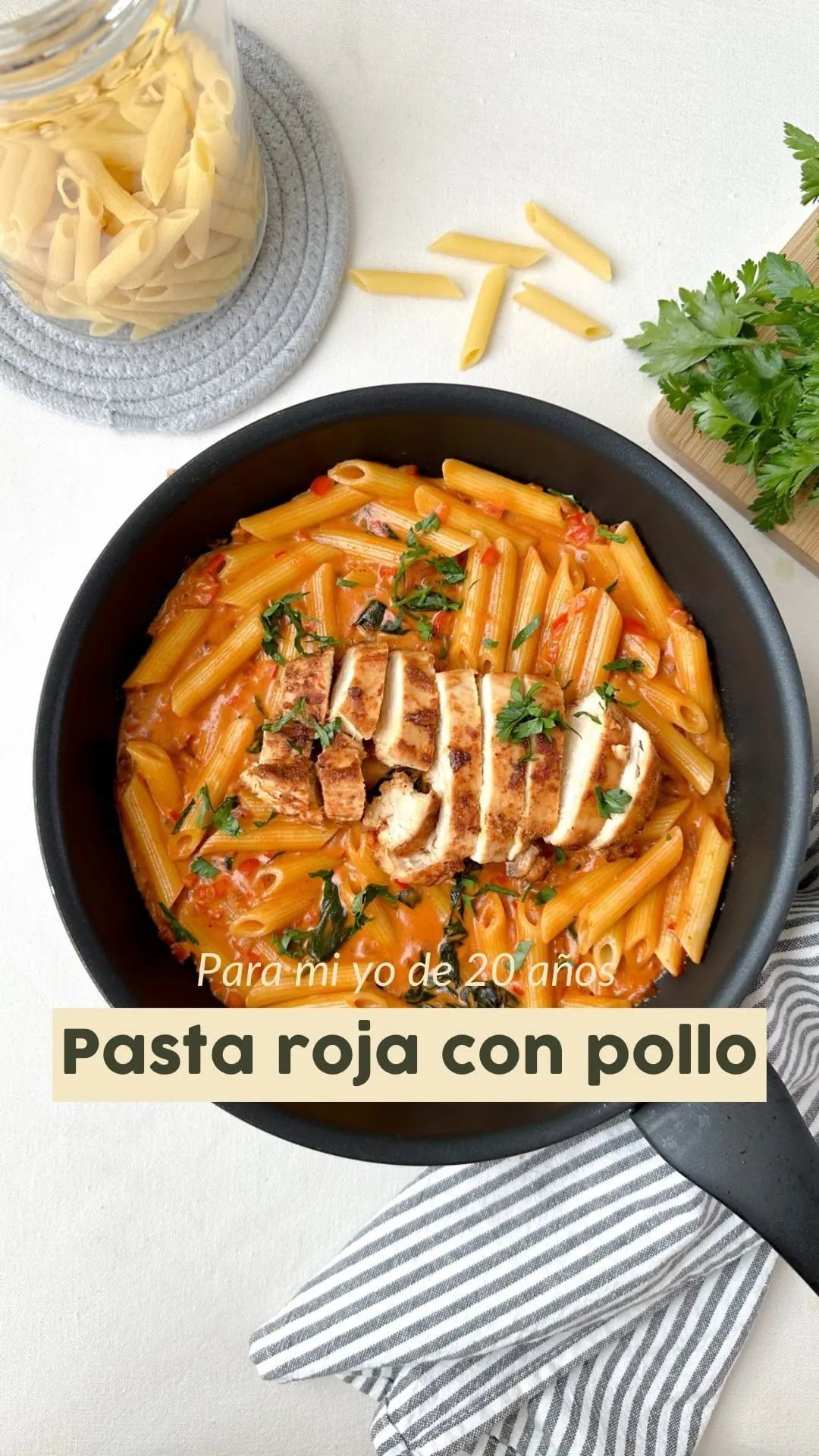 pasta-roja-cremosa-con-pollo