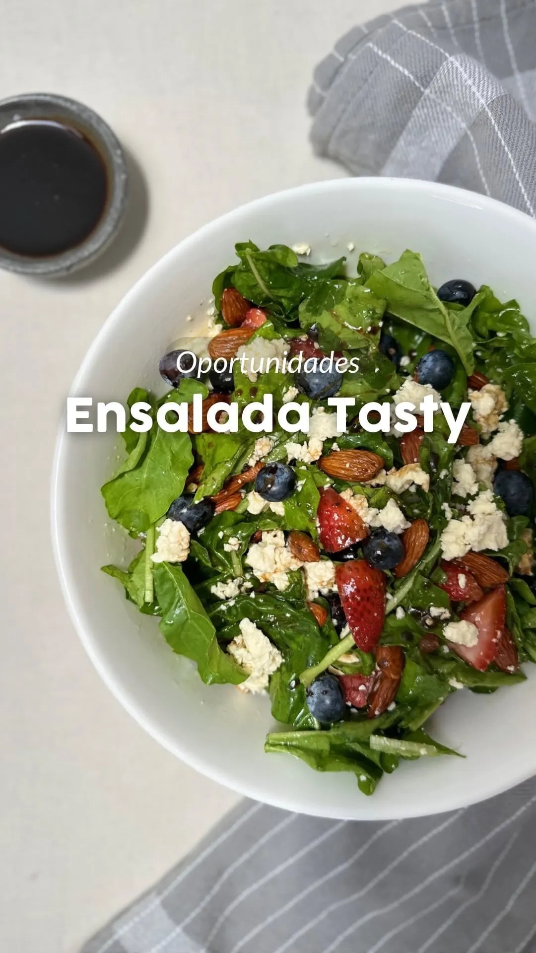 ensalada-de-rugula-fresas-arandanos-almendras-y-queso-fresco