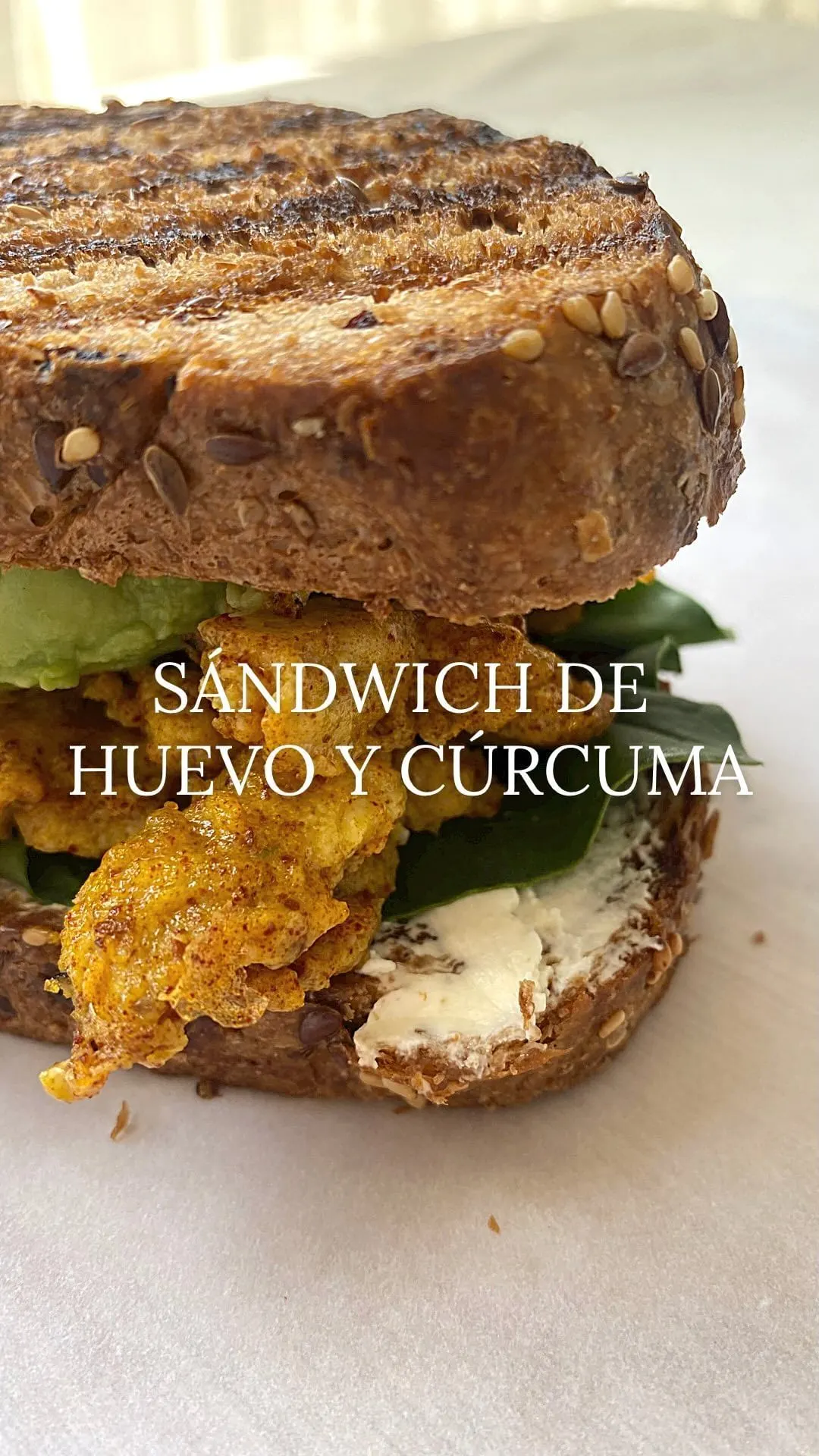 sandwich-de-huevo-con-curcuma
