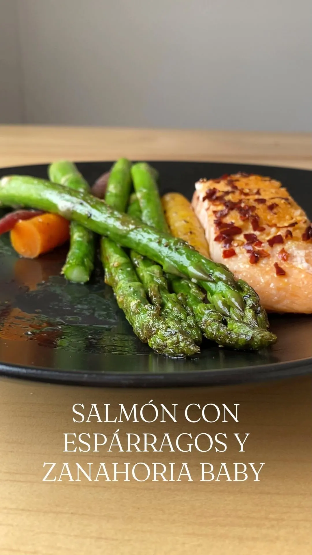 salmon-con-esparragos-y-zanahoria-baby-salmon-with-asparagus-and-baby-carrots