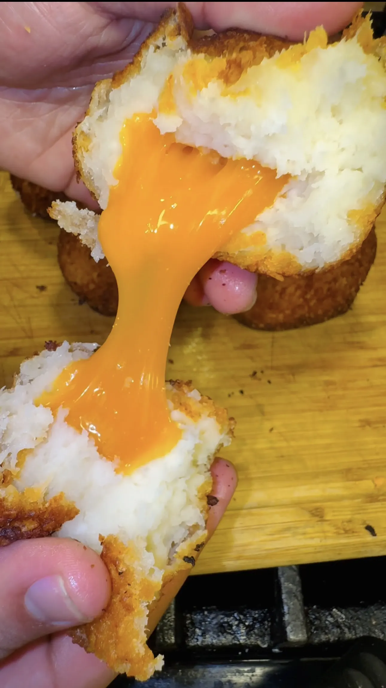 bola-de-yuca-con-queso-holandes