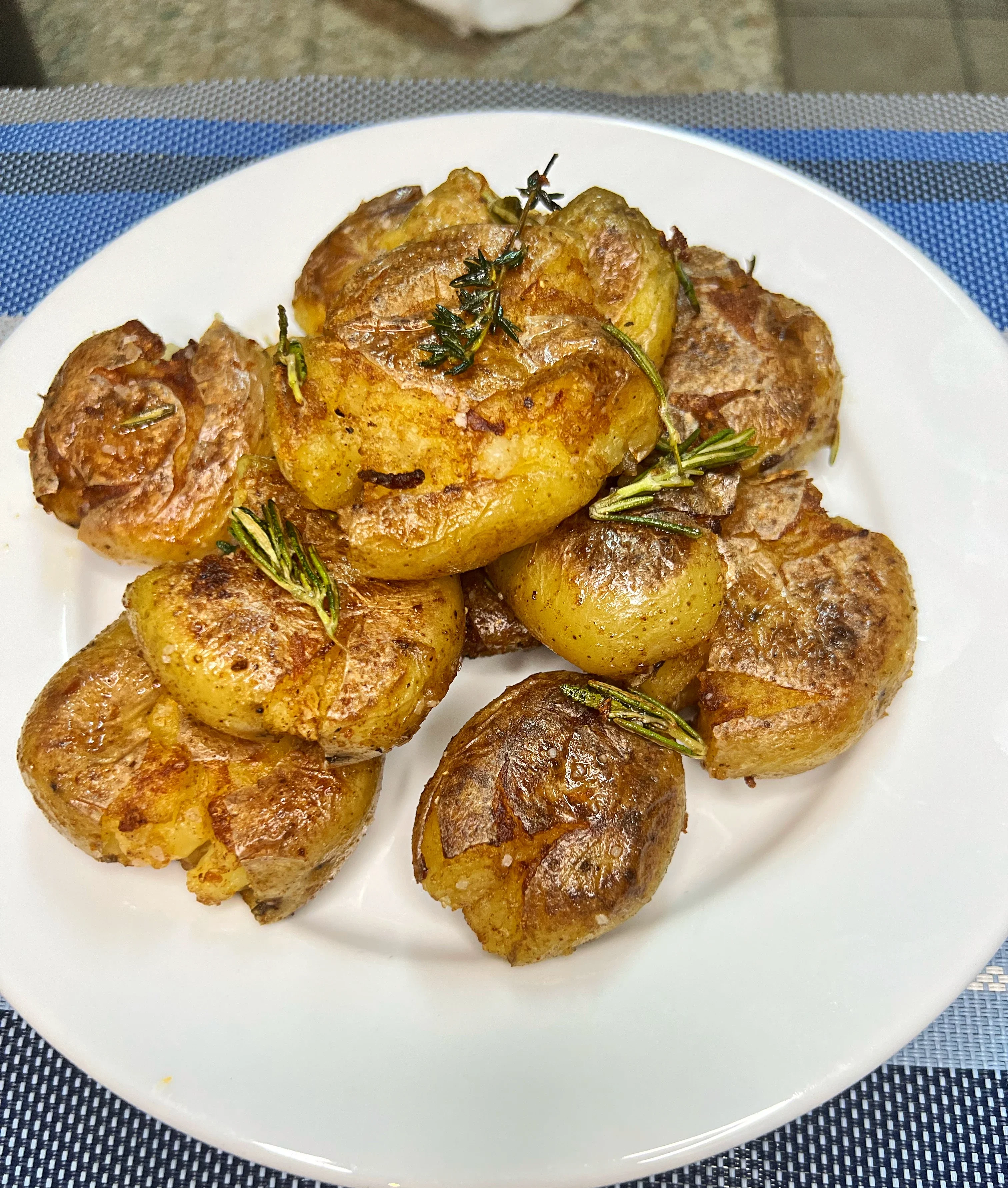 garlic-and-herbs-smashed-potatoes