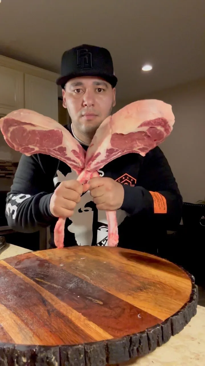 bistec-tomahawk-de-primera-con-salsa-chimichurri