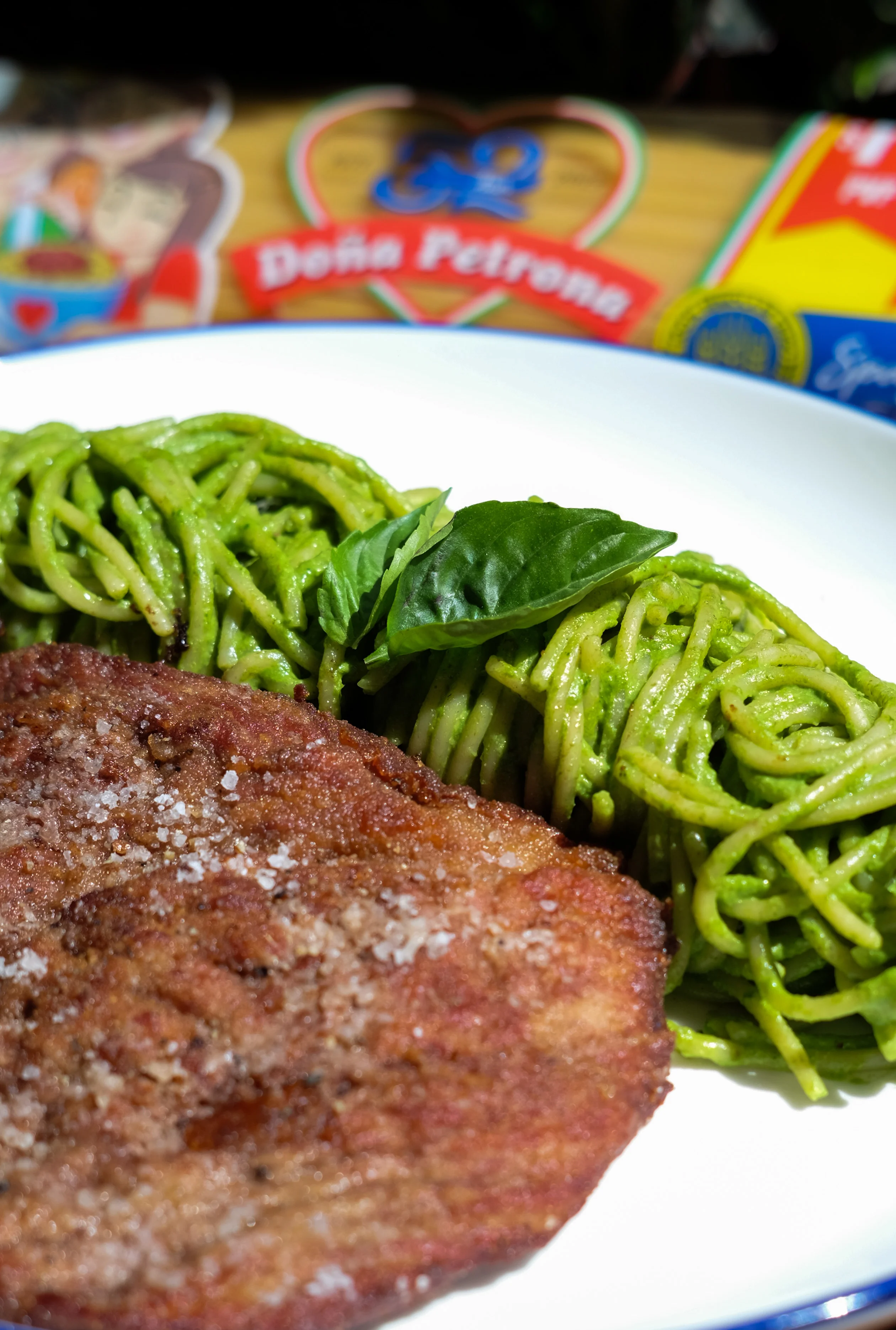 carne-frita-con-pasta-verde-spaghetti-with-green-sauce-and-fried-meat