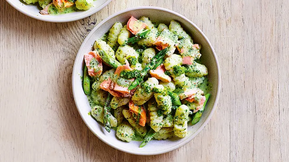 salmon-en-salsa-de-maracuya-y-noquis-al-pesto-salmon-in-passionfruit-sauce-and-pesto-gnocchi