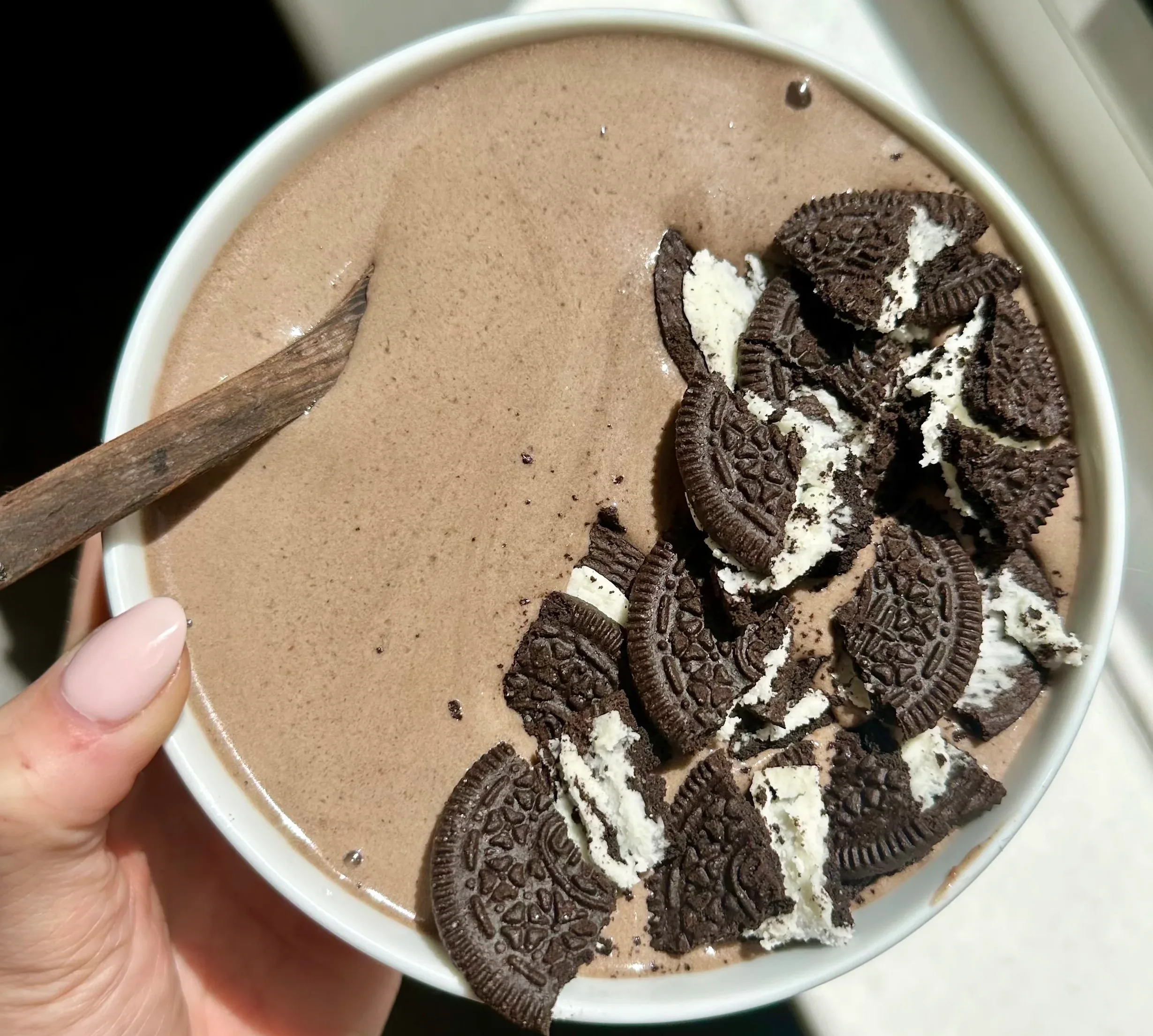cookie-and-cream-protein-smoothie-bowl