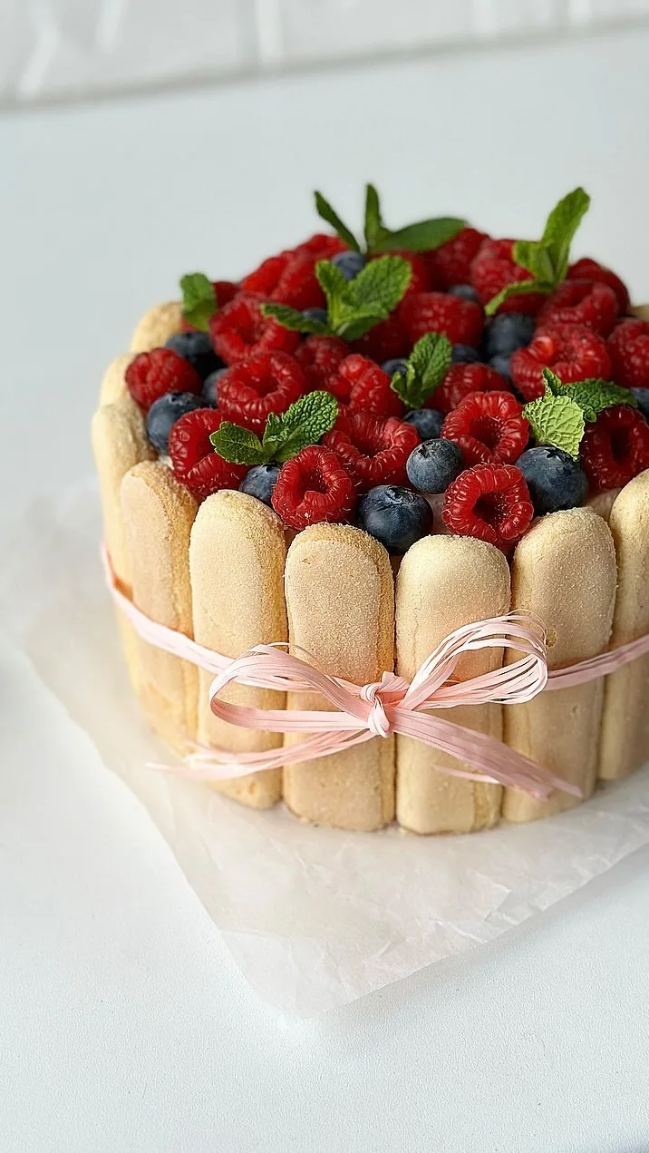 malinovij-tort-tiramisu