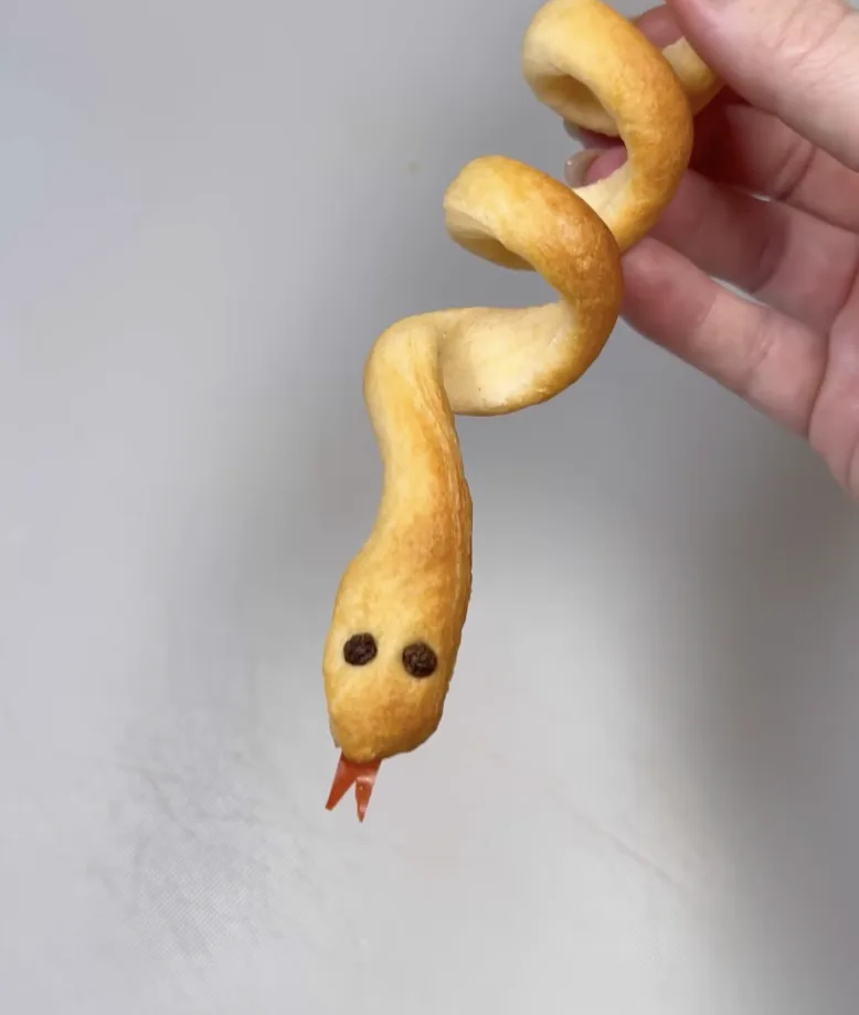 slithering-snake-breadsticks