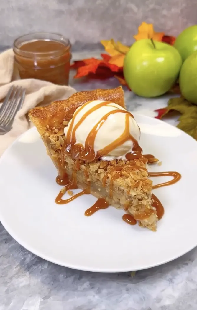 classic-caramel-apple-crumb-pie