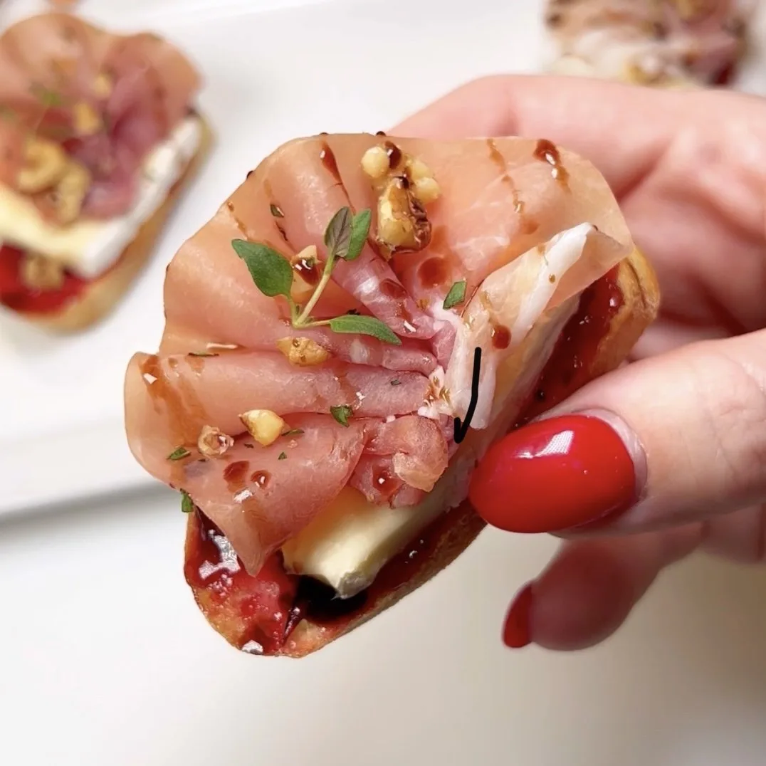 brie-prosciutto-and-cranberry-crostini