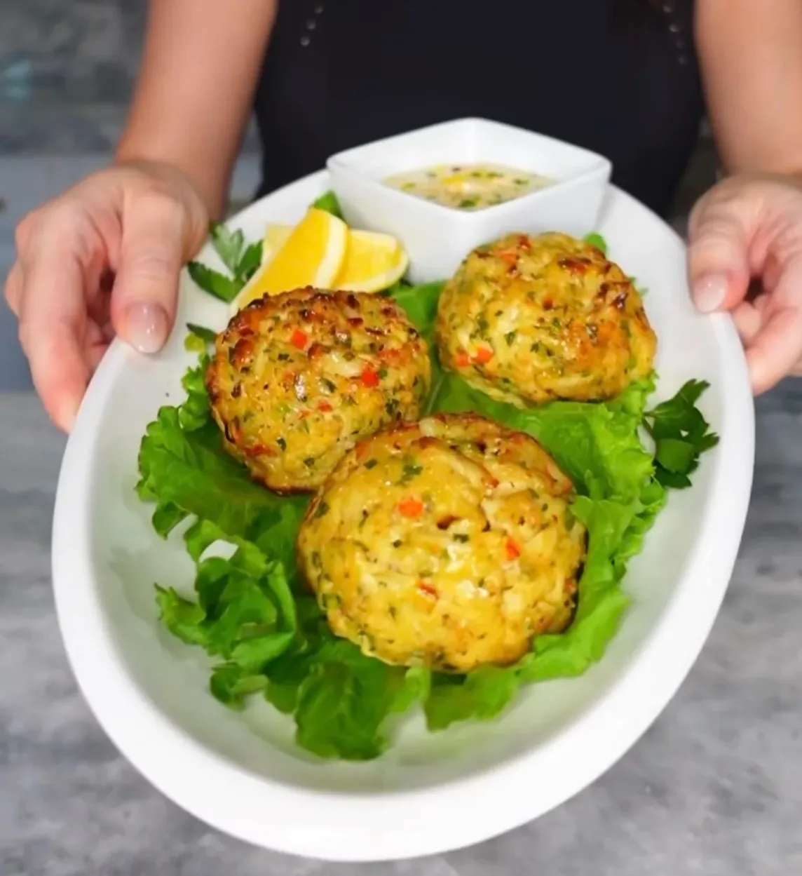 jumbo-lump-crab-cakes-with-remoulade-sauce