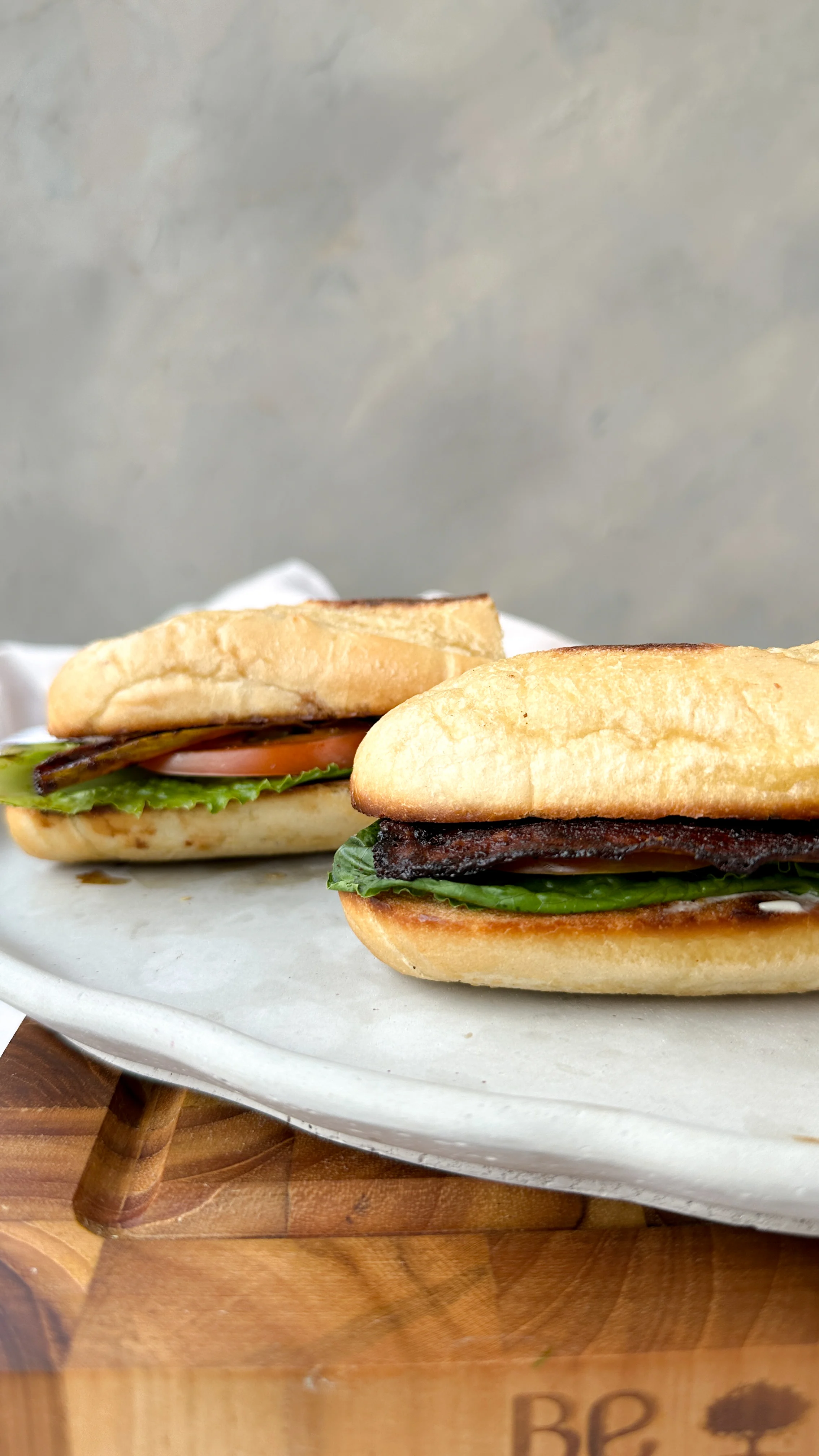 sandwich-con-tocineta-de-piel-de-banano