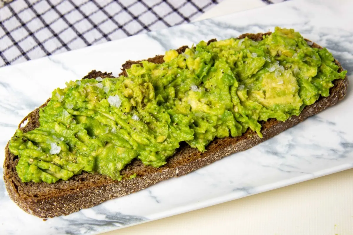 tostadas-de-aguacate-con-huevos-tiernos-y-sesamo-y-algas-espol-voreadas