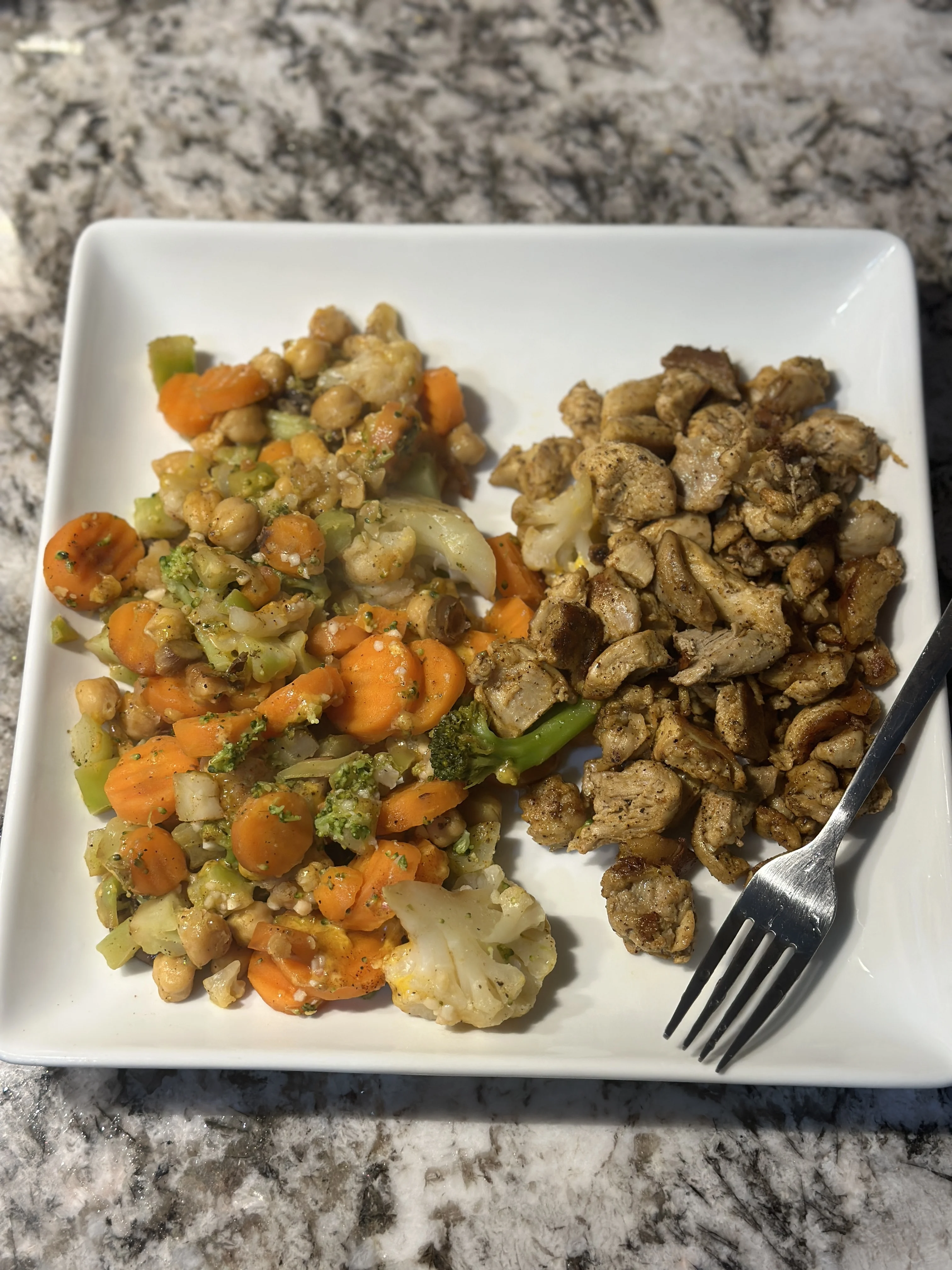 garlic-seasoned-vegetable-stir-fry-with-lemon-vinegar-chicken-thigh