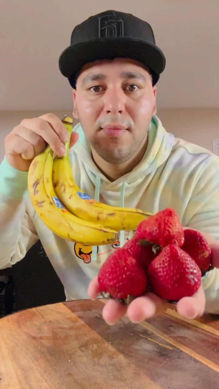 batida-de-frambuesa-con-fresa-y-guineo-madurolicuadobatidoraspberry-smoothie-with-strawberry-and-ripe-banana