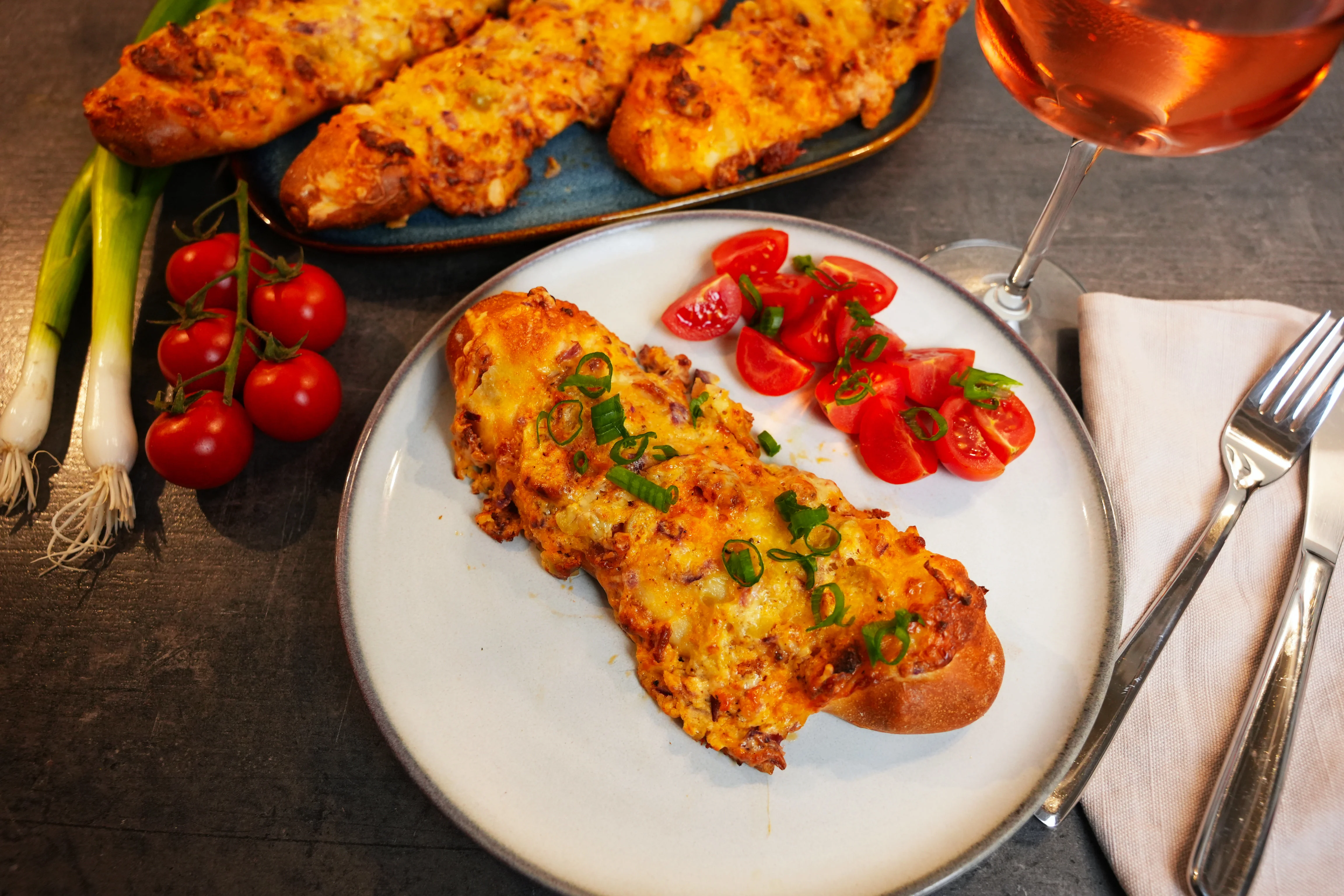 knusprig-uberbackene-laugenstangen-mit-chorizo-and-oliven