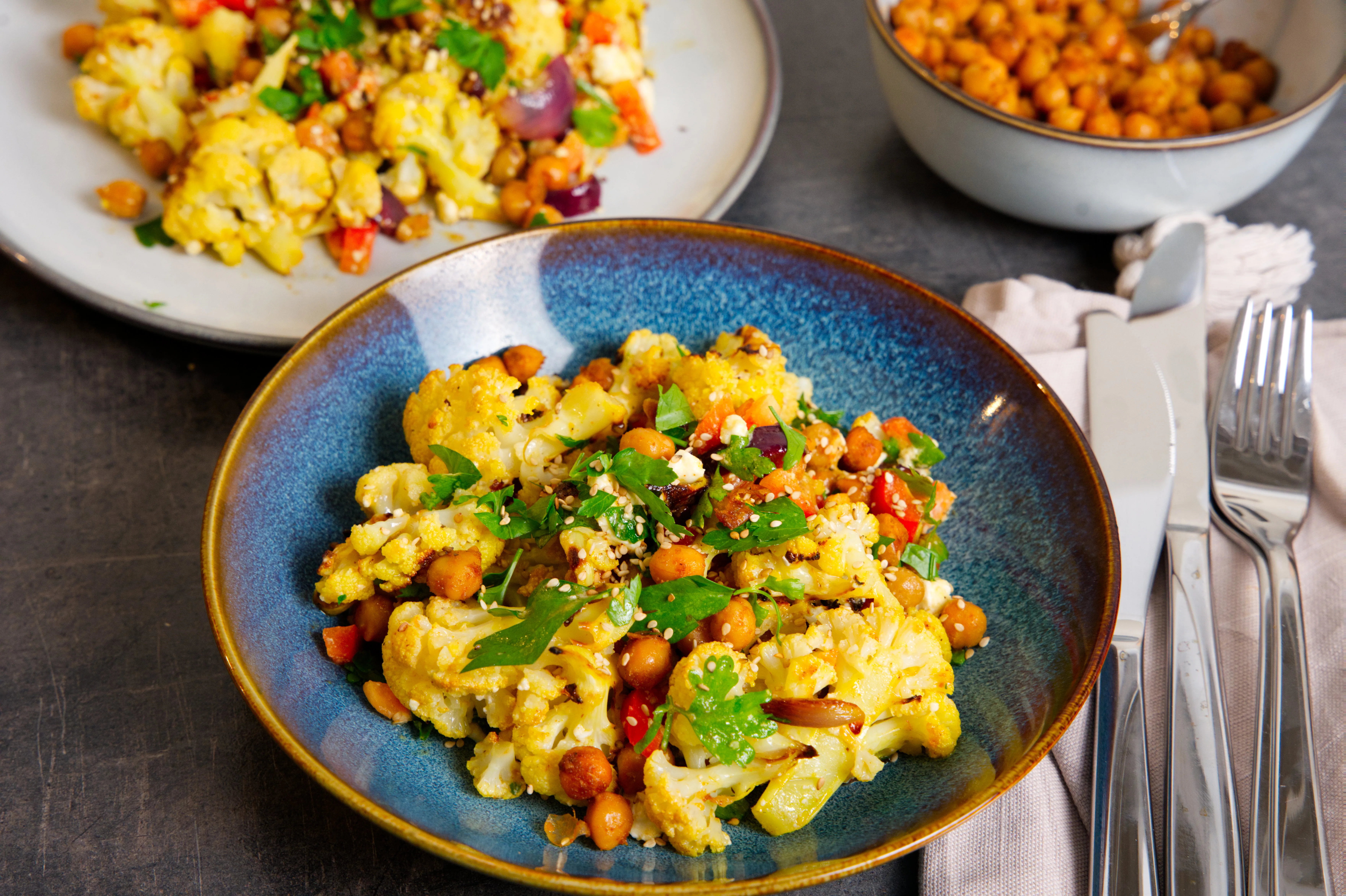 blumenkohlsalat-mit-gebratenen-kichererbsen-und-gerosteten-zwiebeln