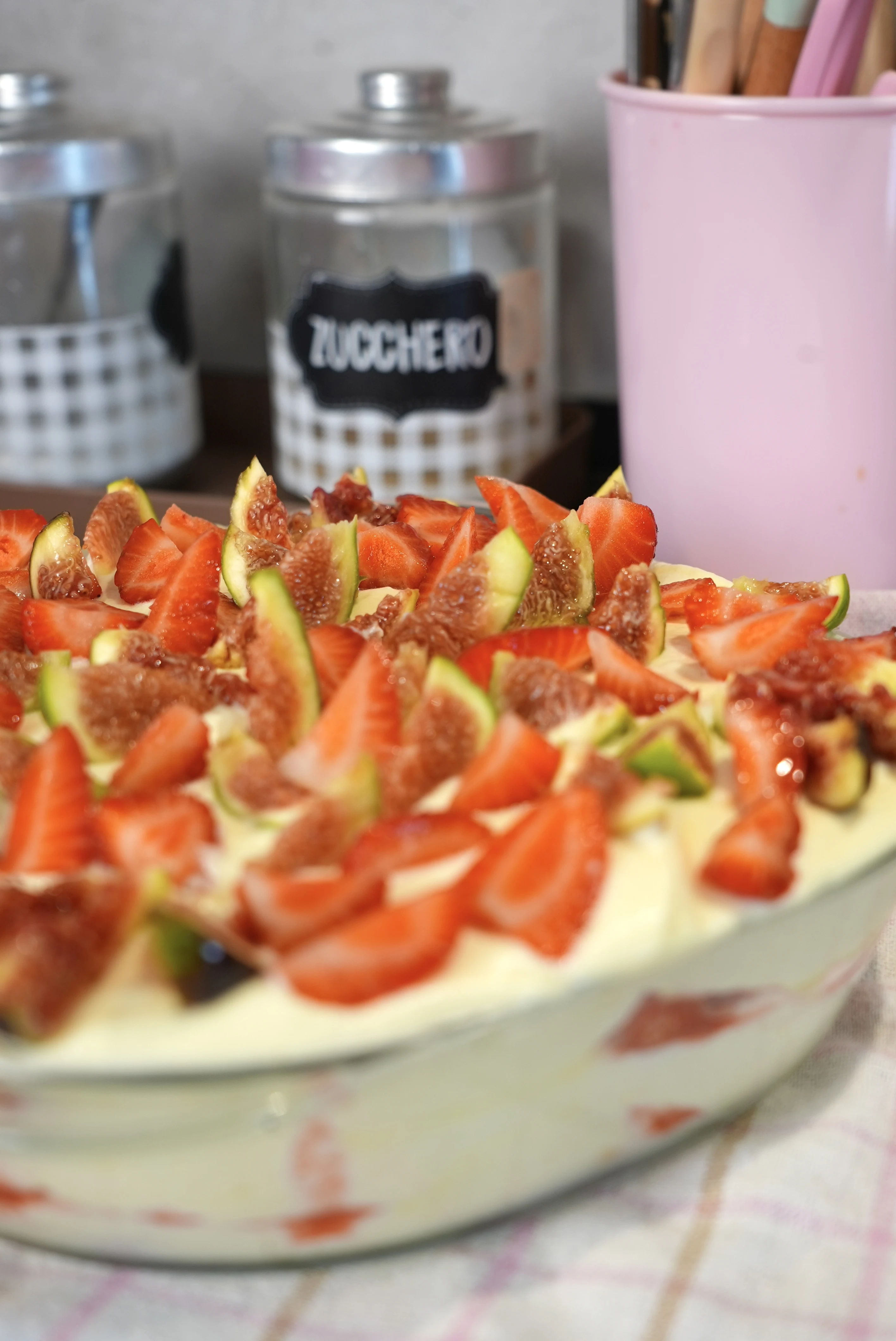 strawberry-and-figs-tiramisu-with-honey