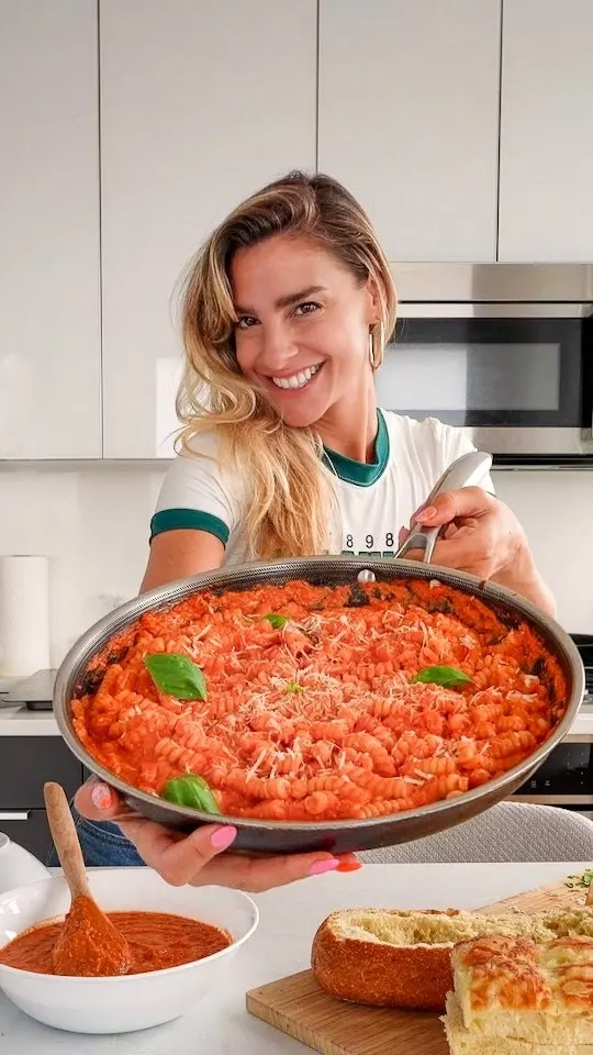 roasted-garlic-creamy-pink-sauce-pasta