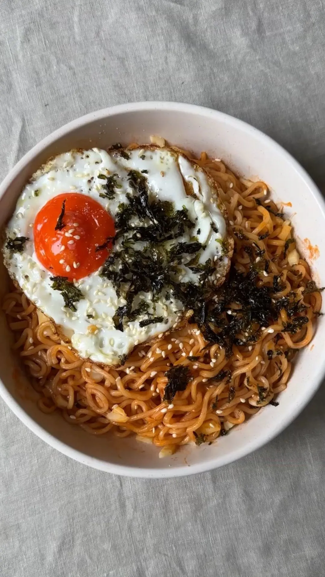spicy-ramen-noodles-with-cheese-and-fried-egg