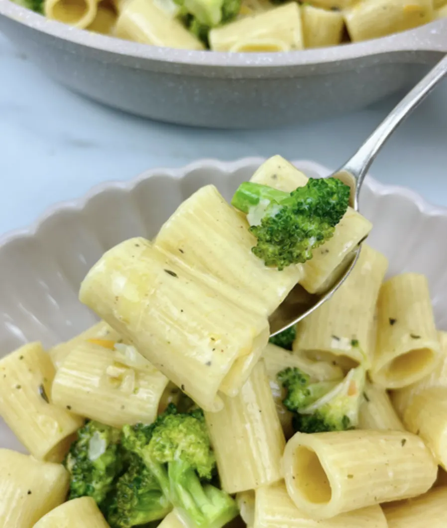 one-pan-broccoli-pasta-with-cheddar