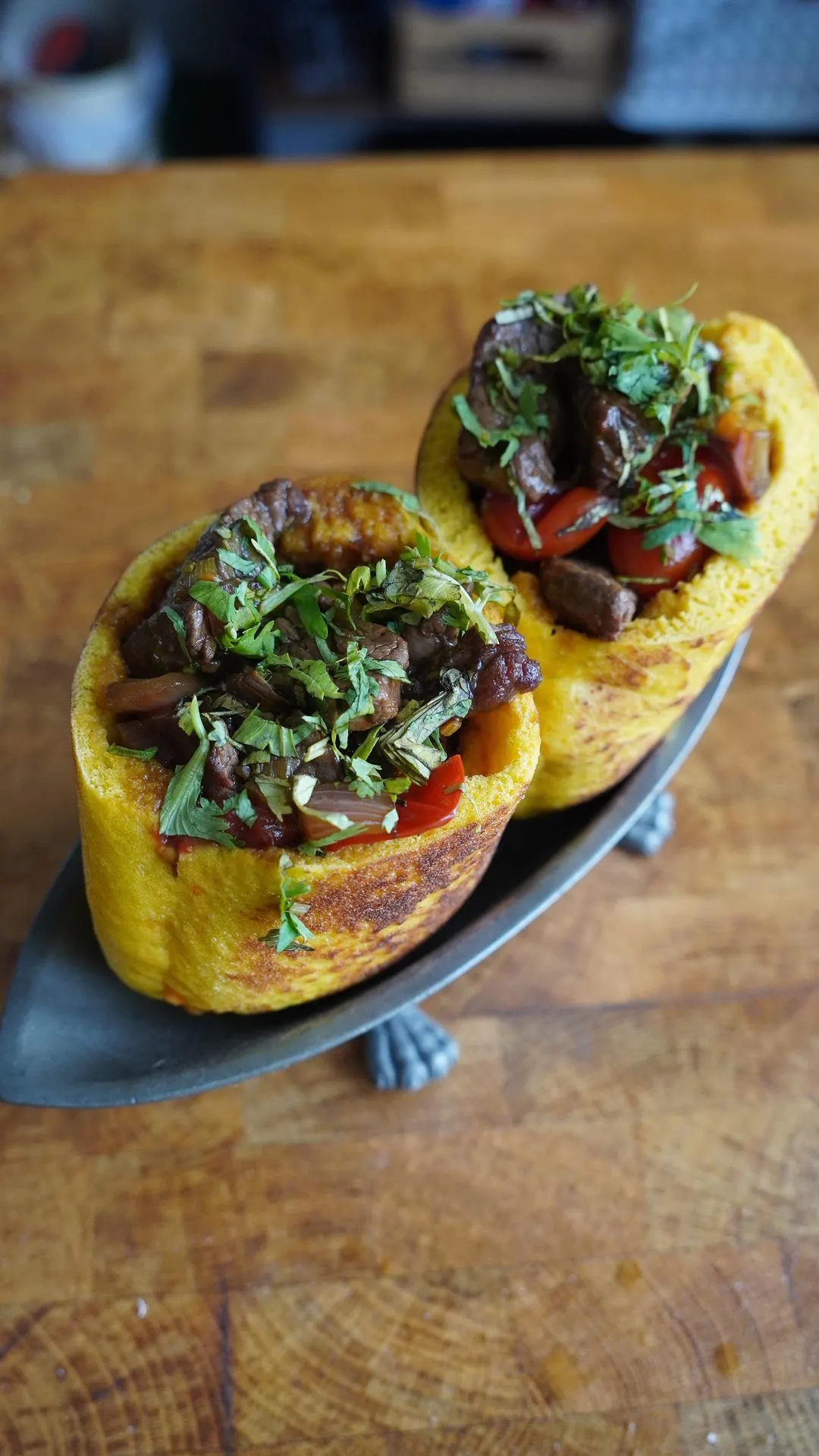pan-pita-de-aji-amarillo-con-lomo-saltado-yellow-chili-pita-bread-with-stir-fried-beef