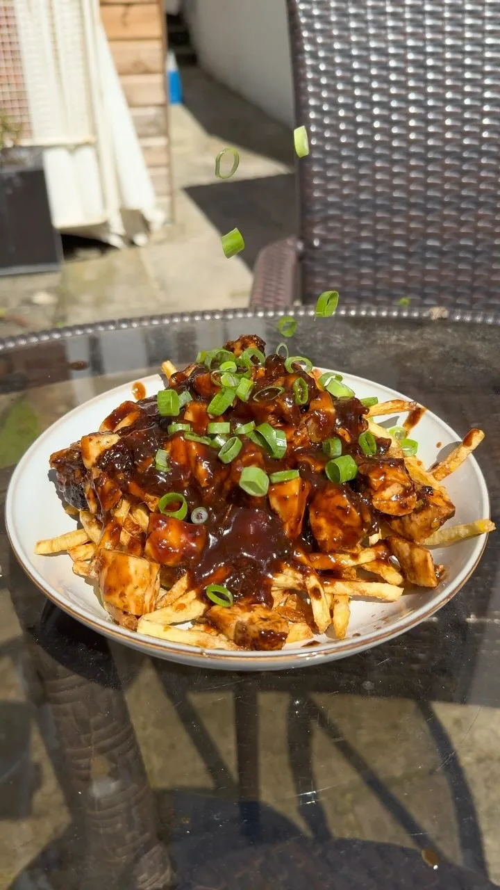 jerk-chicken-loaded-fries